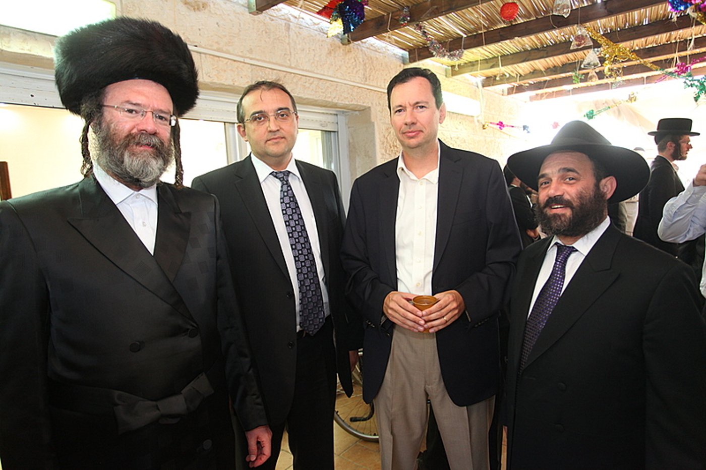 ריקוד עולמי: השגרירים נפגשו בסוכה - צפו בוידאו מרגש