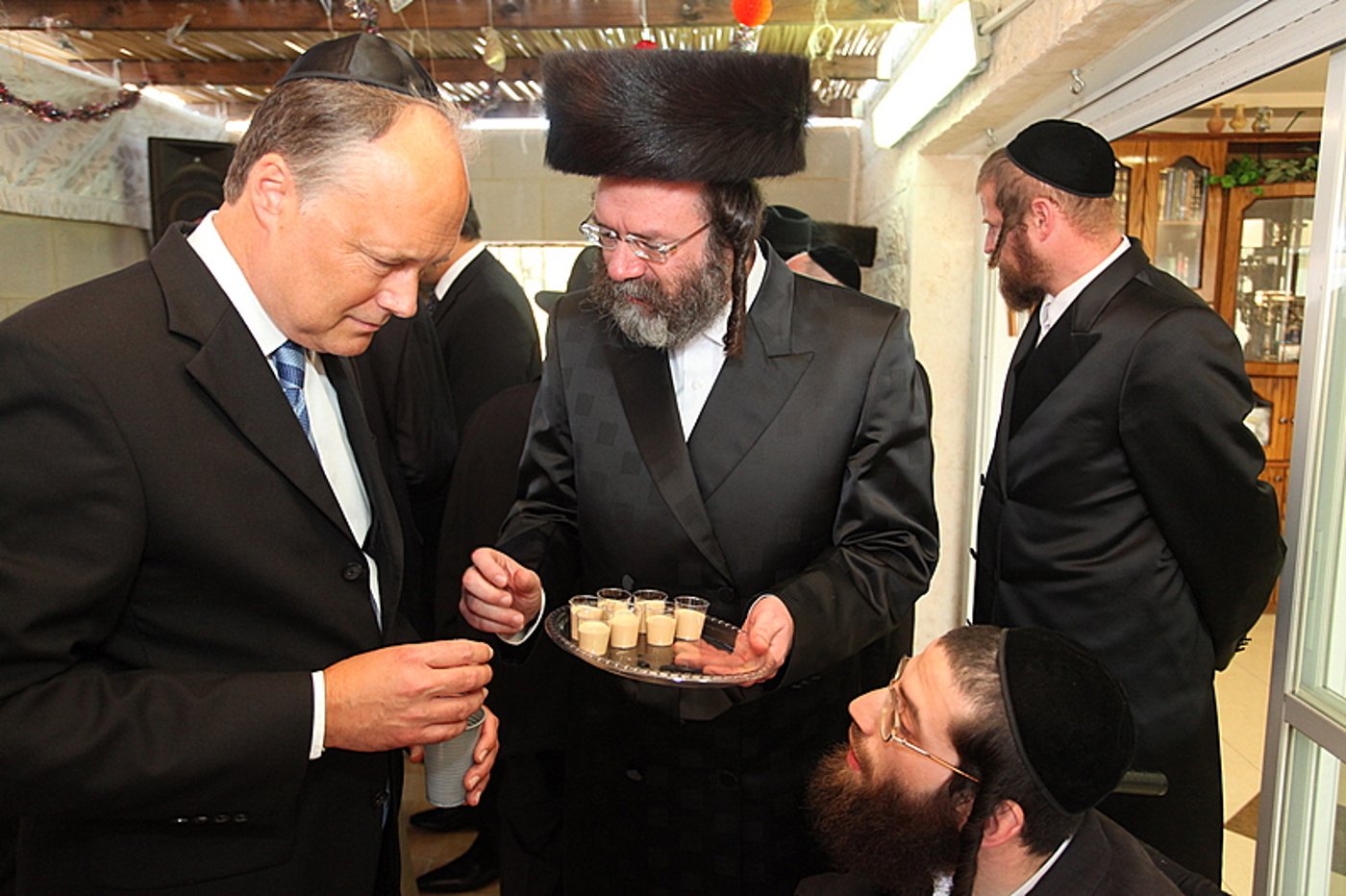 ריקוד עולמי: השגרירים נפגשו בסוכה - צפו בוידאו מרגש