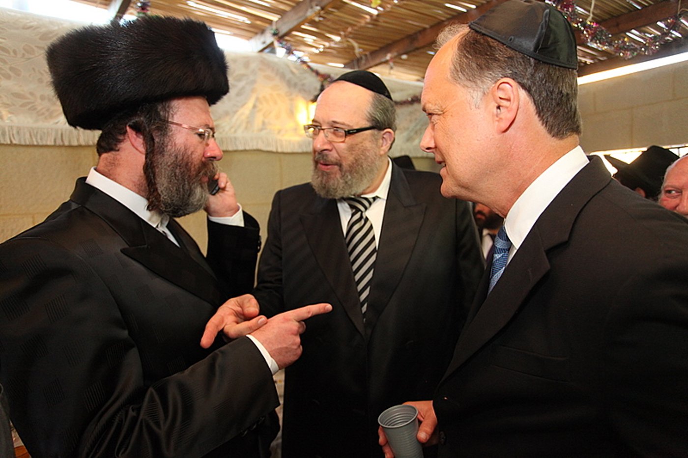 ריקוד עולמי: השגרירים נפגשו בסוכה - צפו בוידאו מרגש