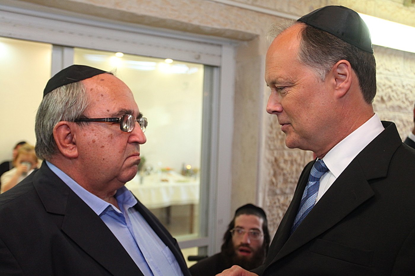 ריקוד עולמי: השגרירים נפגשו בסוכה - צפו בוידאו מרגש