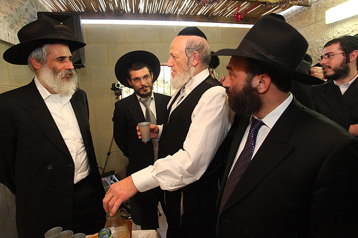 ריקוד עולמי: השגרירים נפגשו בסוכה - צפו בוידאו מרגש