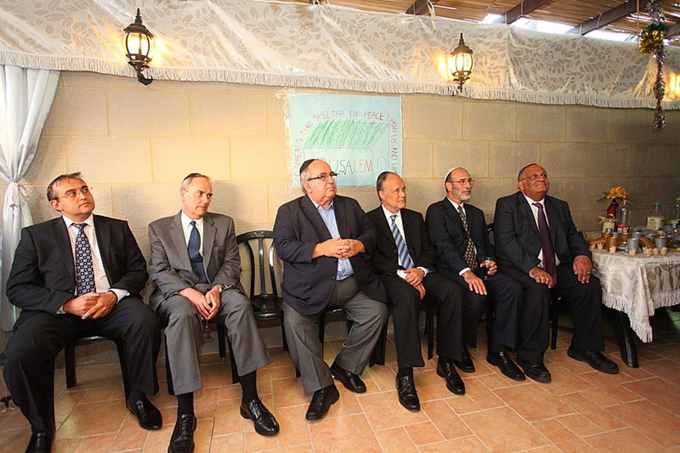 ריקוד עולמי: השגרירים נפגשו בסוכה - צפו בוידאו מרגש