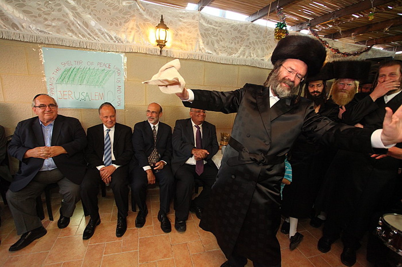 ריקוד עולמי: השגרירים נפגשו בסוכה - צפו בוידאו מרגש