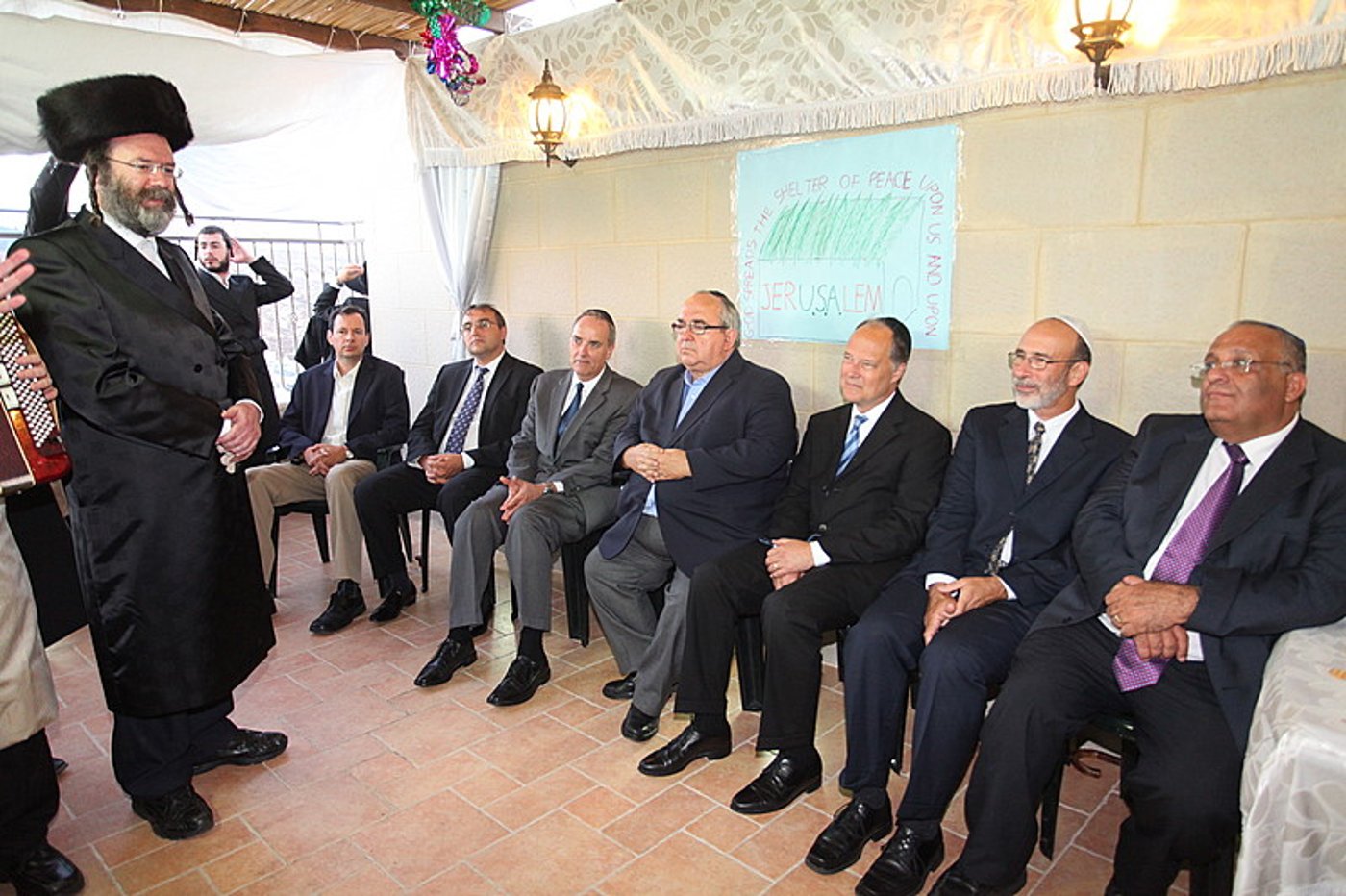 ריקוד עולמי: השגרירים נפגשו בסוכה - צפו בוידאו מרגש