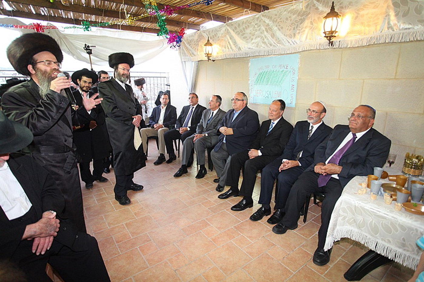 ריקוד עולמי: השגרירים נפגשו בסוכה - צפו בוידאו מרגש