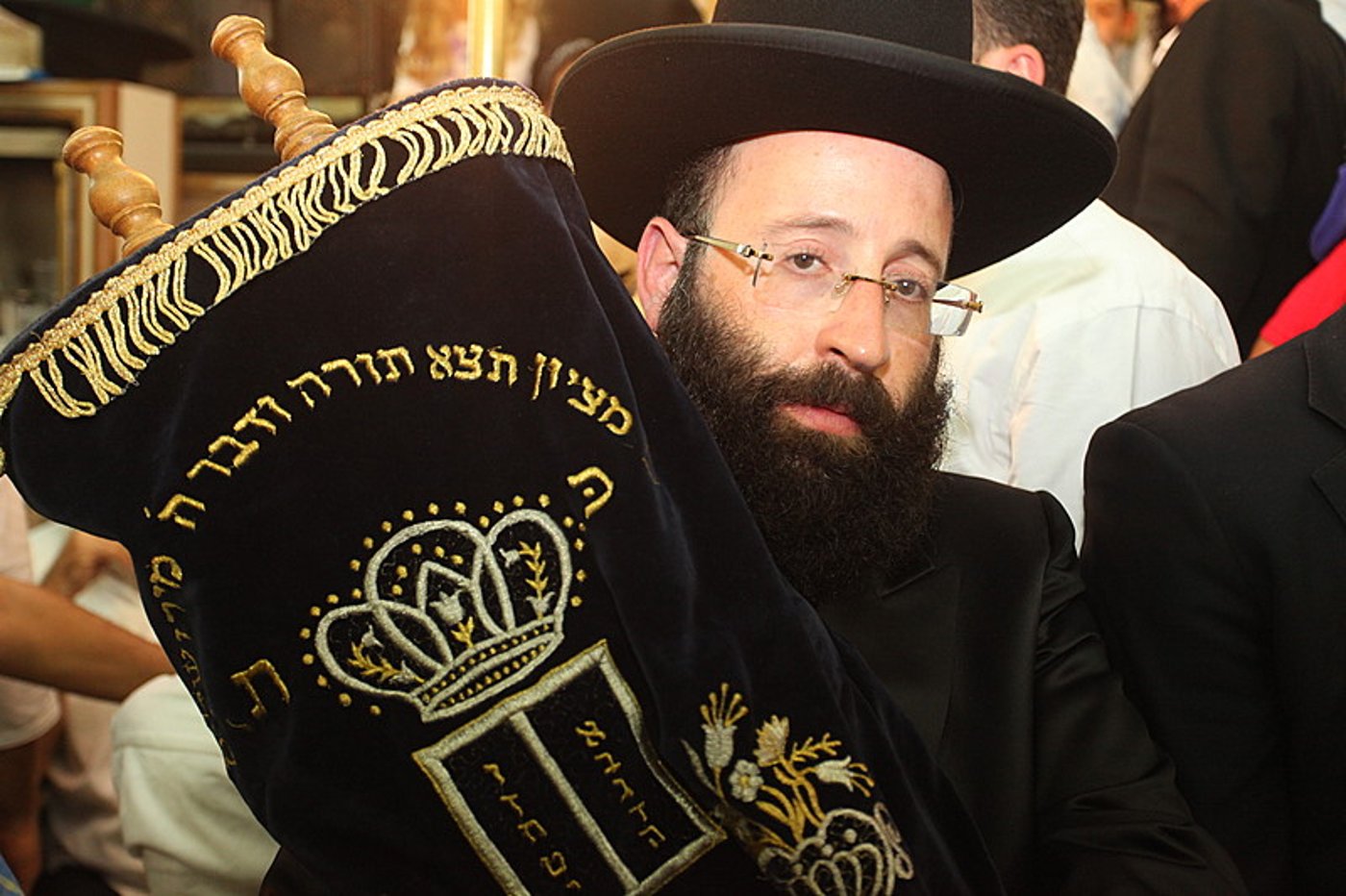 לראות ולא להאמין: חרדים וחילונים רוקדים עם התורה
