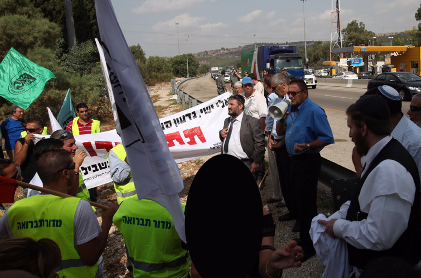 אבוטבול עם שלט נגד ישי; מקורבי ישי: "מבינים אותו"