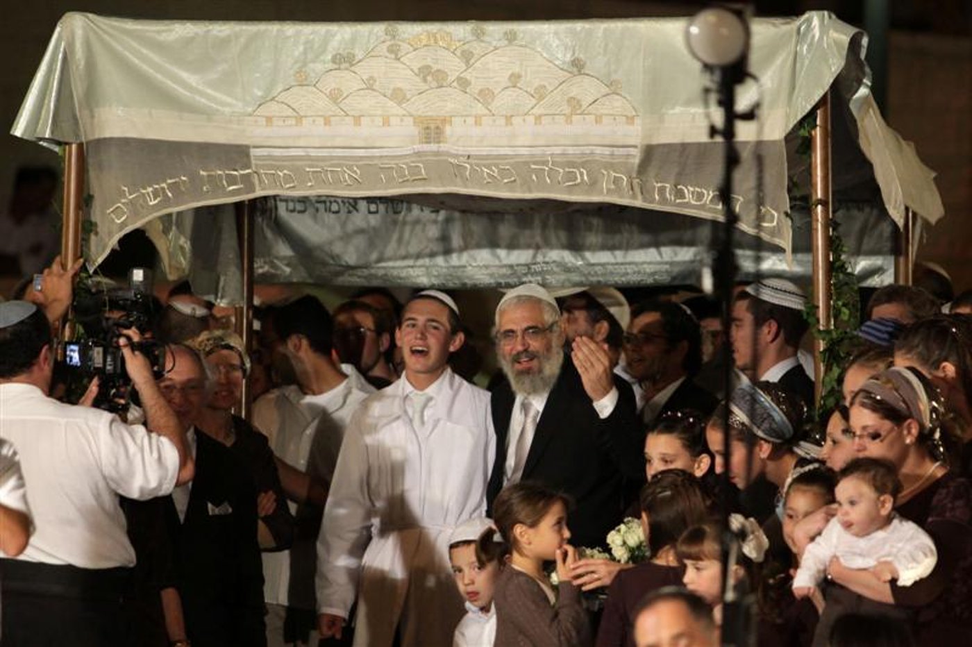 בחתונת בנו: מפגן תמיכה ברב אלון