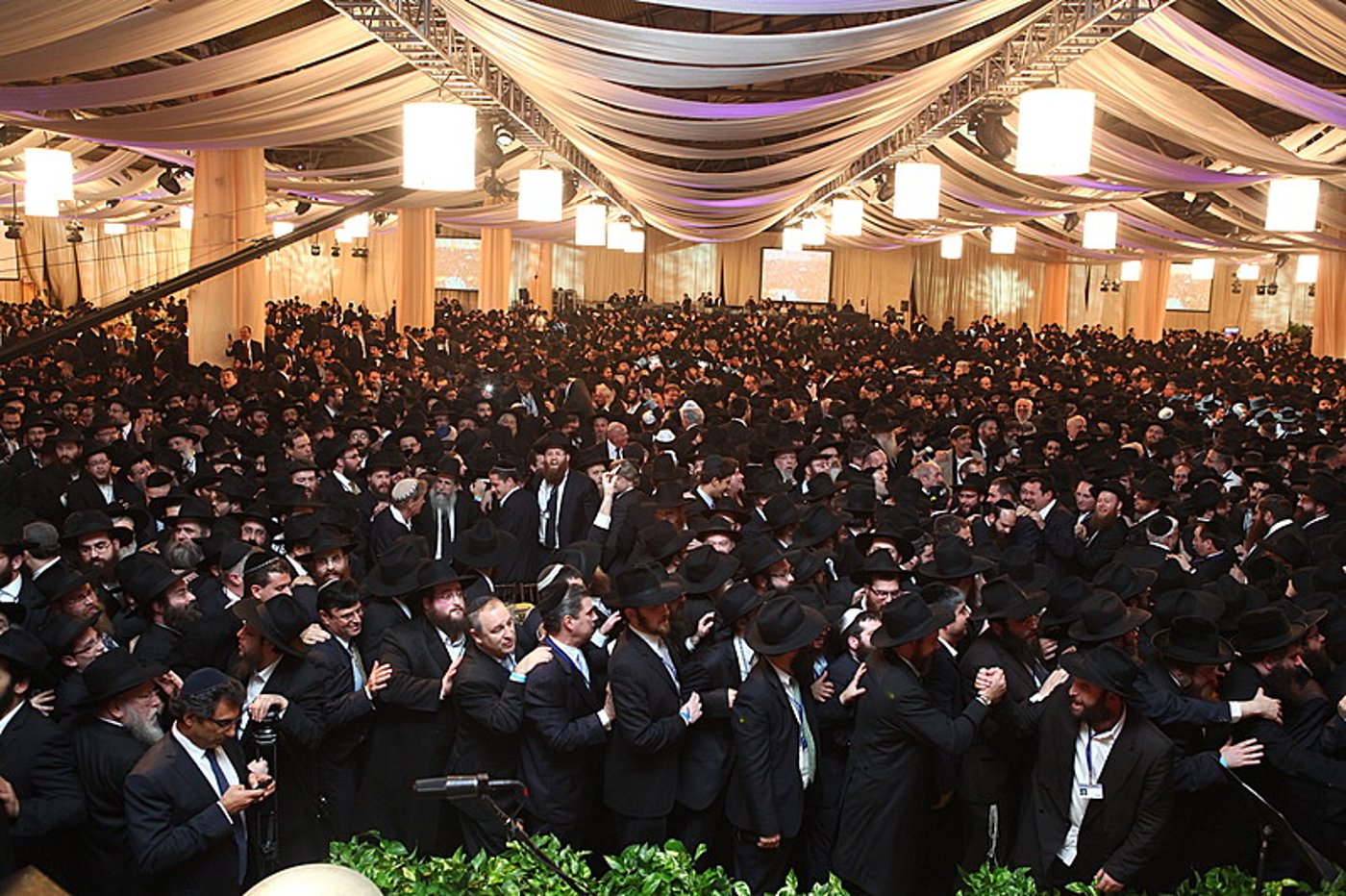 הגביר שתומך בחב"ד גילה: "מדוע אני תורם מיליונים?"