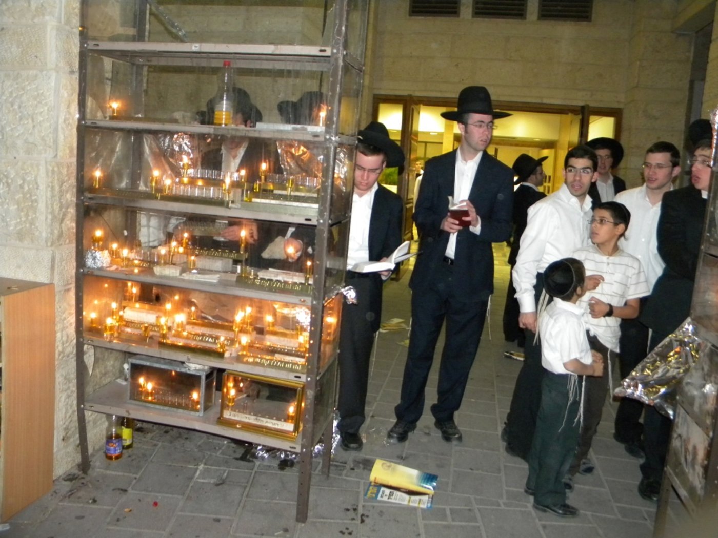 צפו בוידאו: הגר"א פינקל מדליק, הבחורים רוקדים