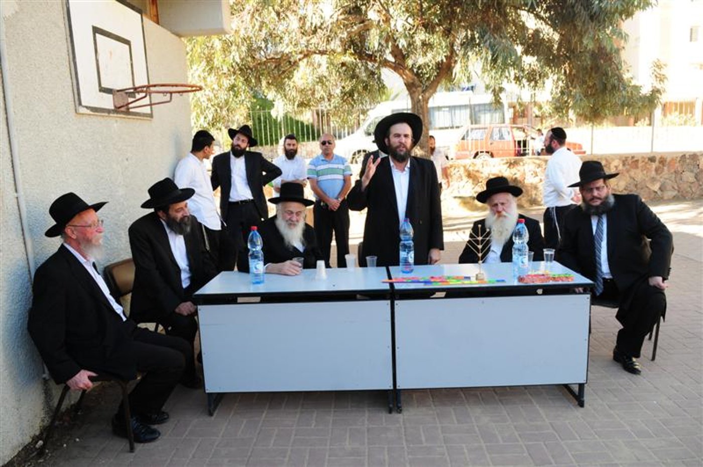 המאבק בערד: רבני חב"ד הגיעו לתמוך ברב המקומי