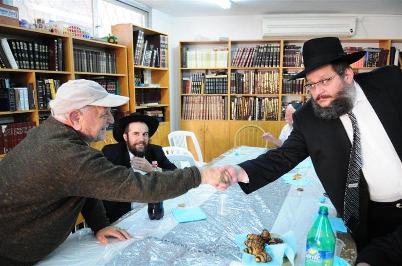 המאבק בערד: רבני חב"ד הגיעו לתמוך ברב המקומי