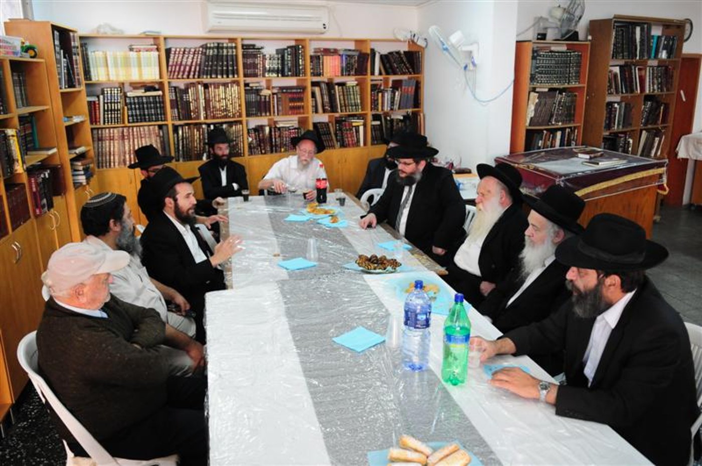 המאבק בערד: רבני חב"ד הגיעו לתמוך ברב המקומי