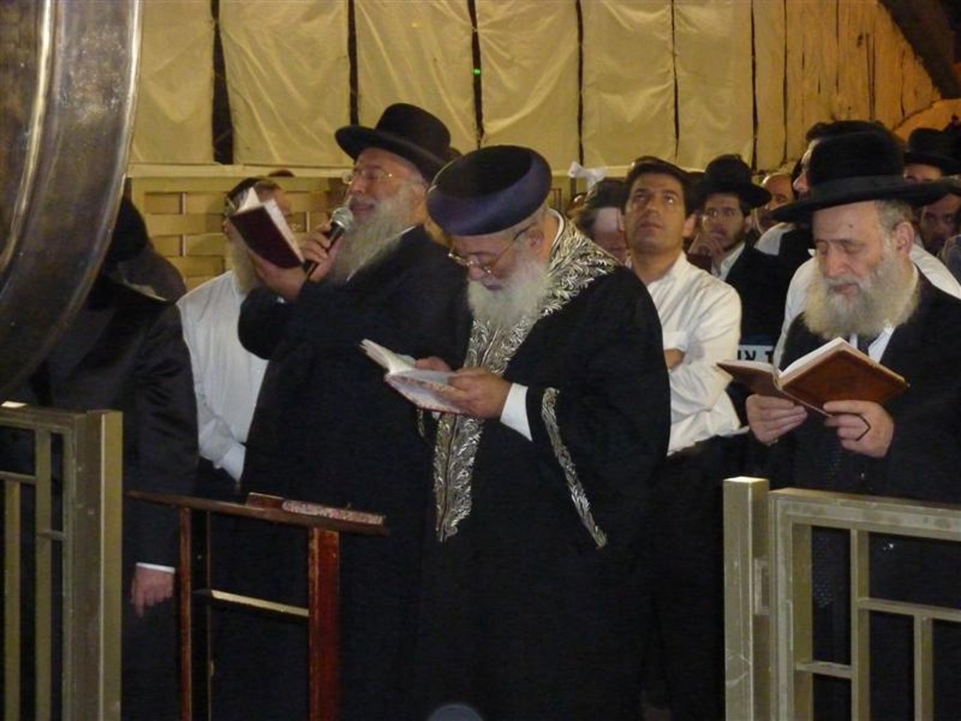 "אנו פוסקים שהקב"ה יבטל הגזירה", ביקש הרב עמאר
