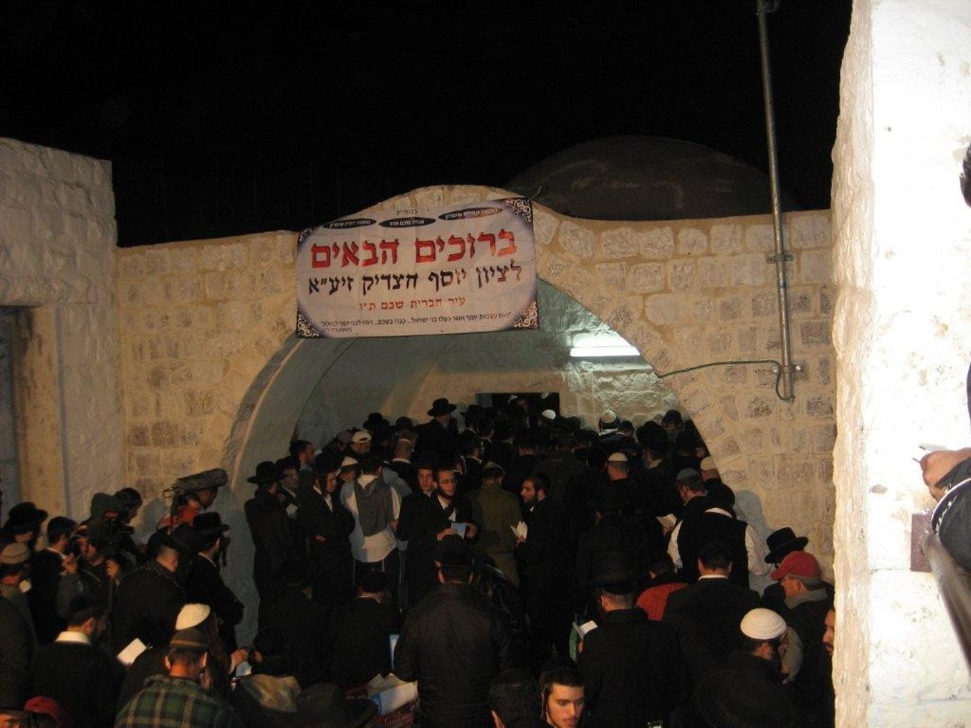 בנר שישי: מאות הדליקו בקבר יוסף הצדיק