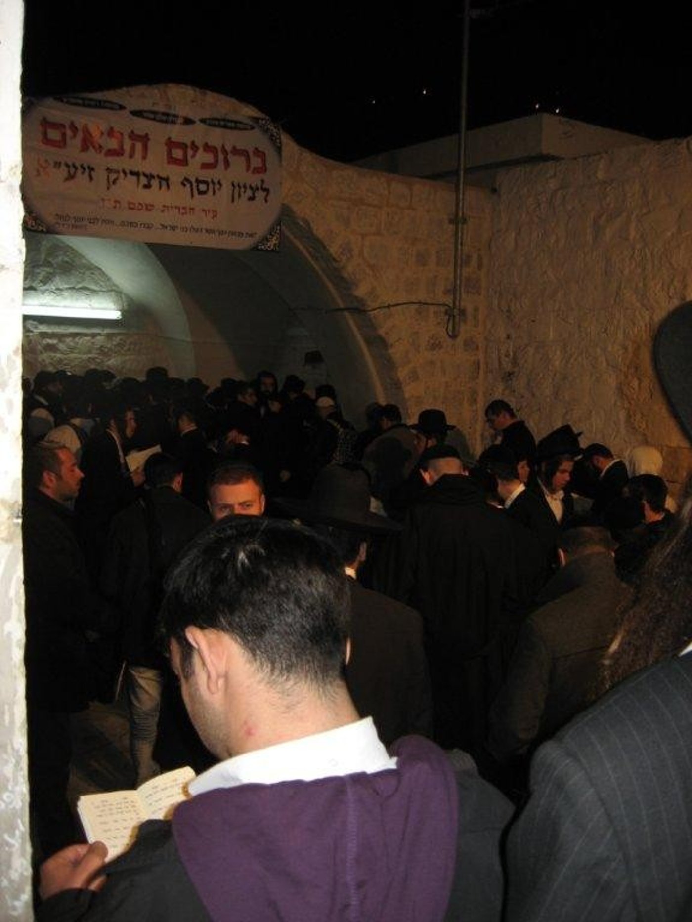 בנר שישי: מאות הדליקו בקבר יוסף הצדיק
