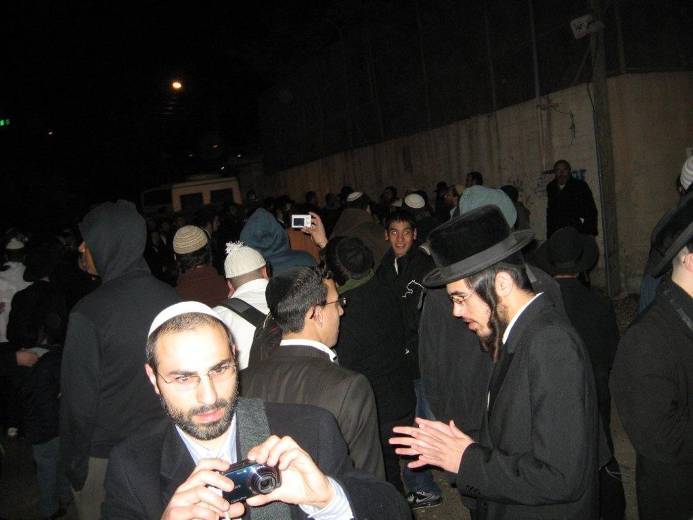 בנר שישי: מאות הדליקו בקבר יוסף הצדיק