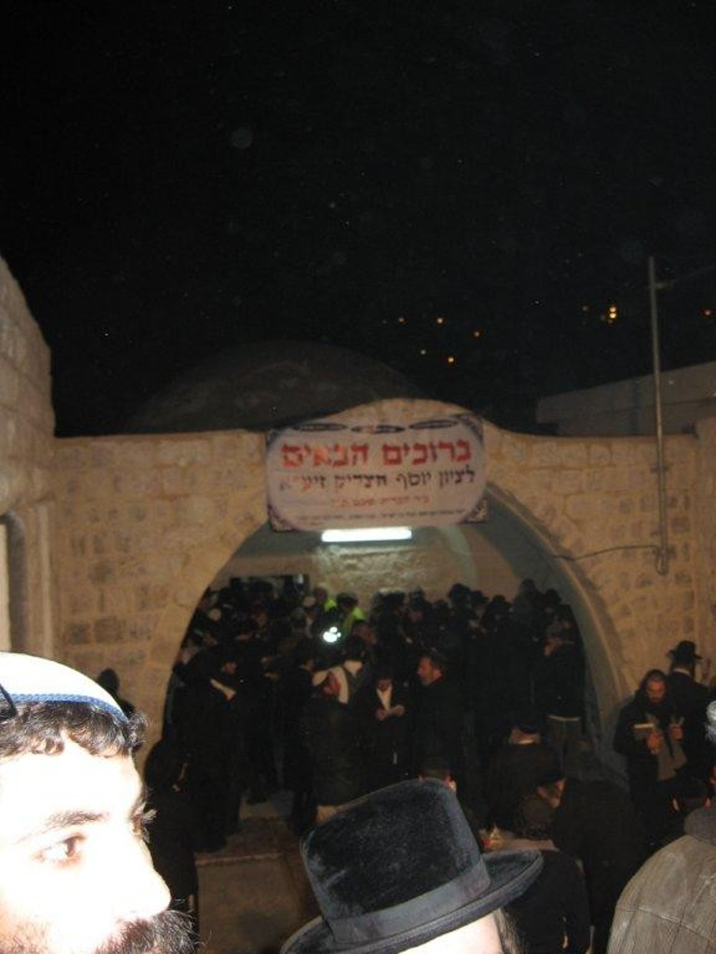 בנר שישי: מאות הדליקו בקבר יוסף הצדיק