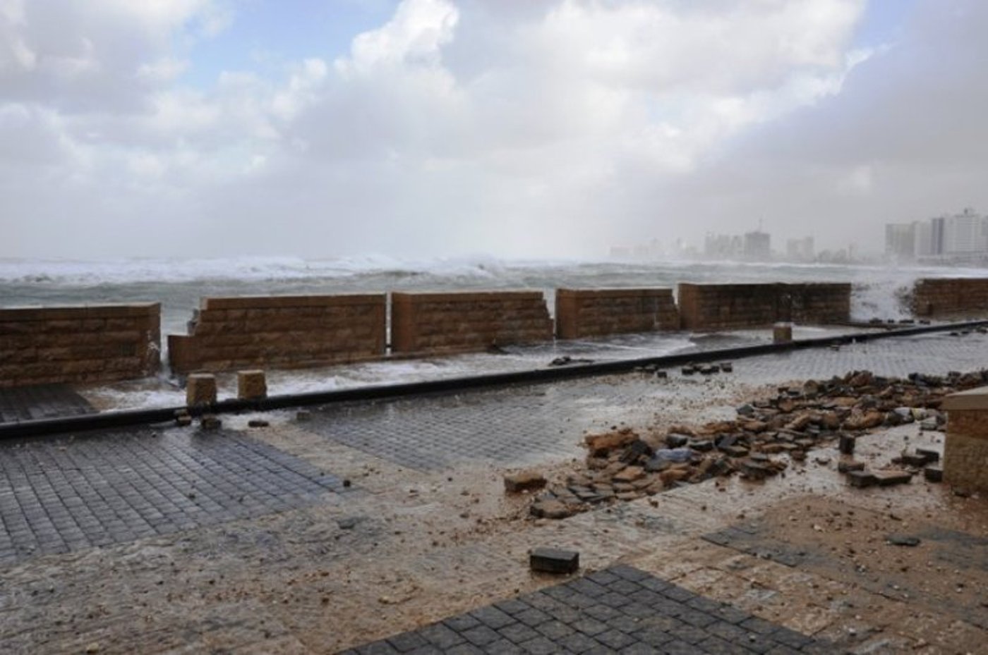 גלרייה רטובה: שובר הגלים נסדק, העלייה השנייה הוצף