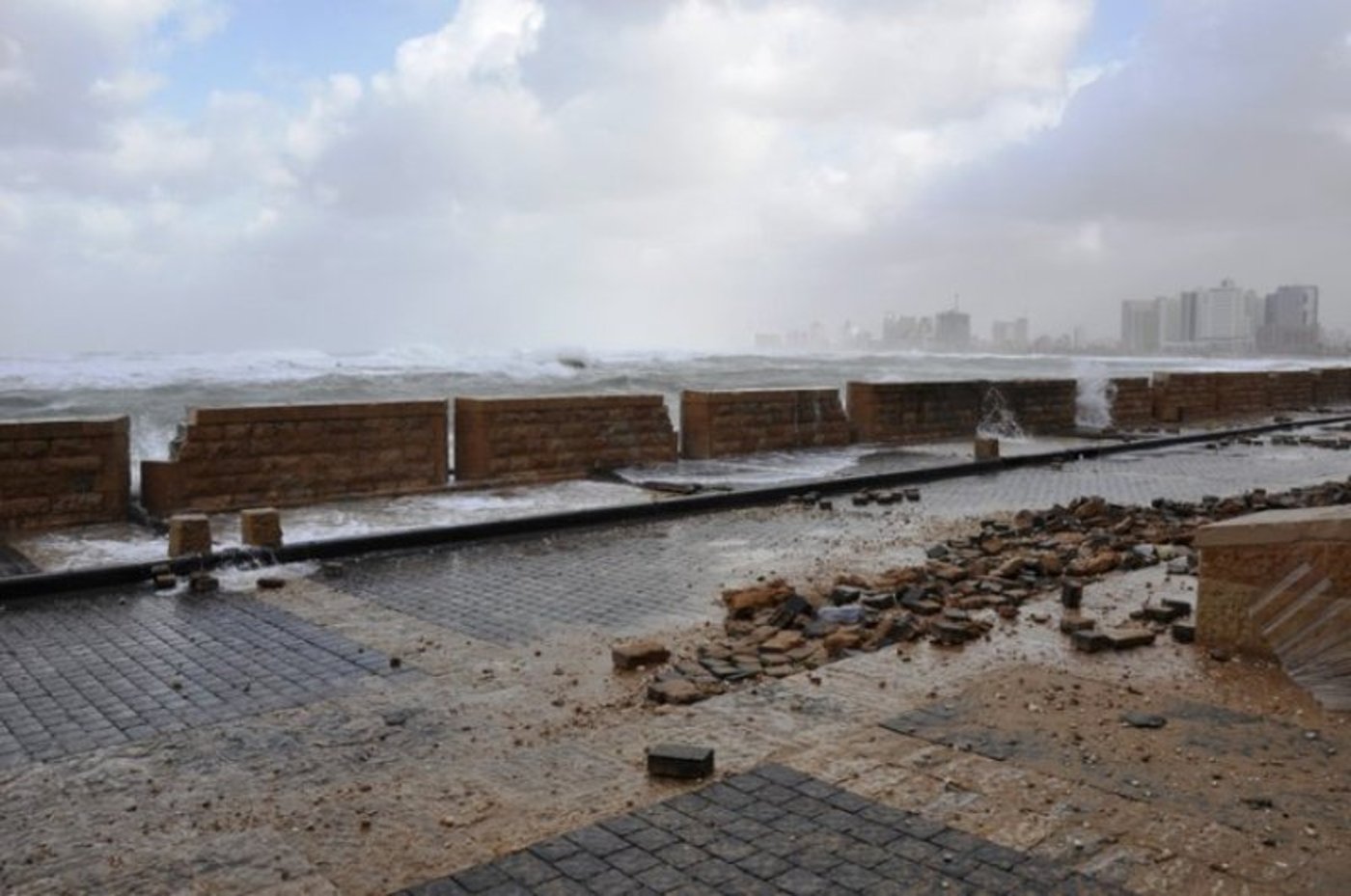 גלרייה רטובה: שובר הגלים נסדק, העלייה השנייה הוצף