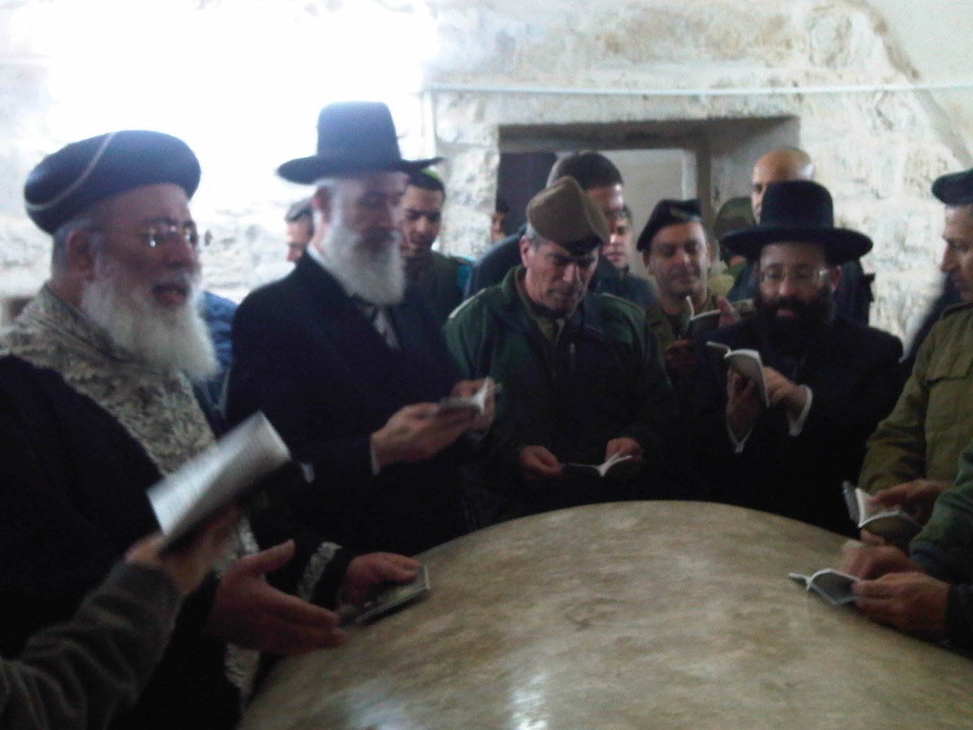הרמטכ"ל והרבנים בתפילה חשאית בקבר יוסף