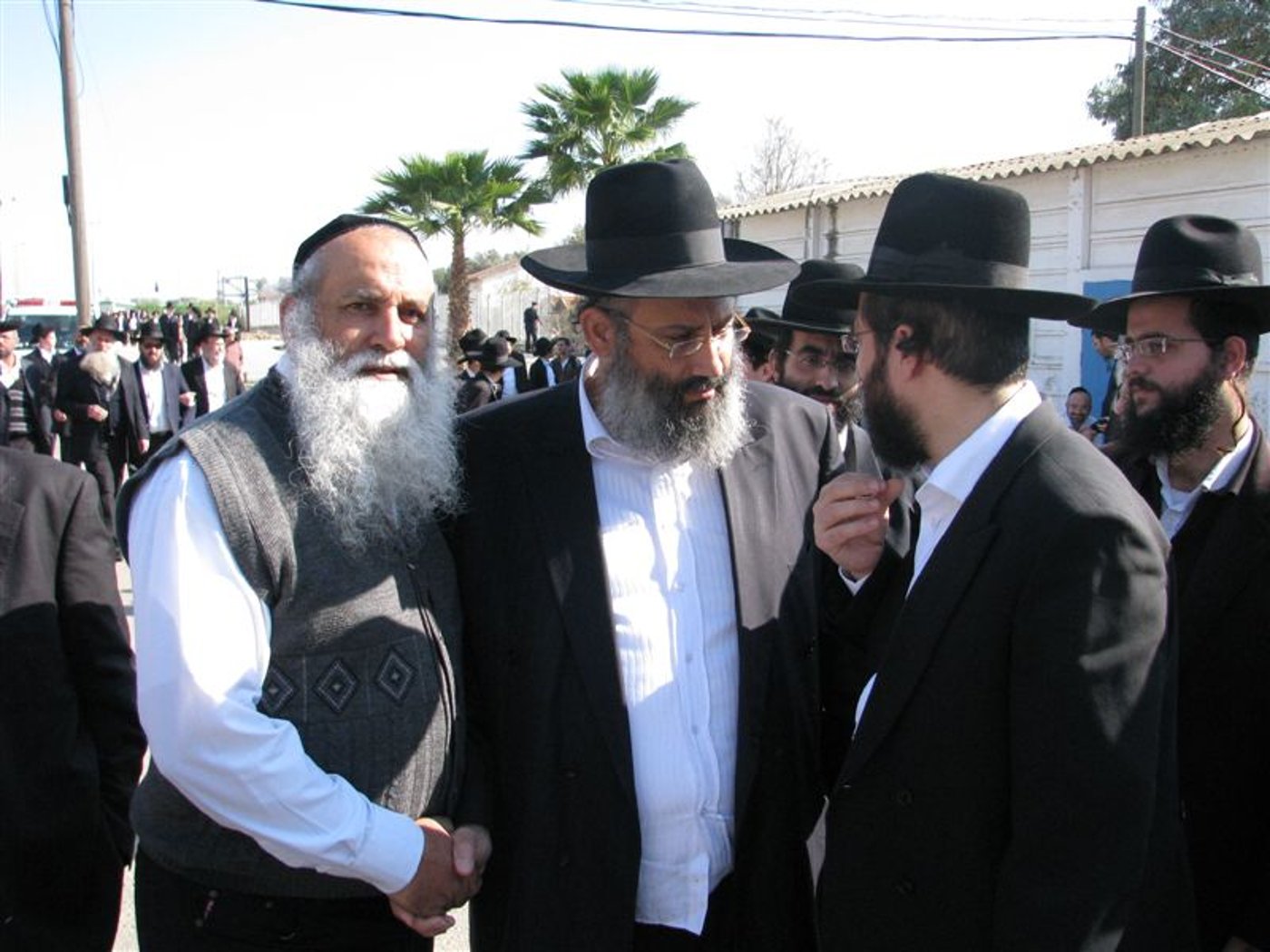 בדמעות: אלפים ליוו את הגר"י מאיר לבית החיים
