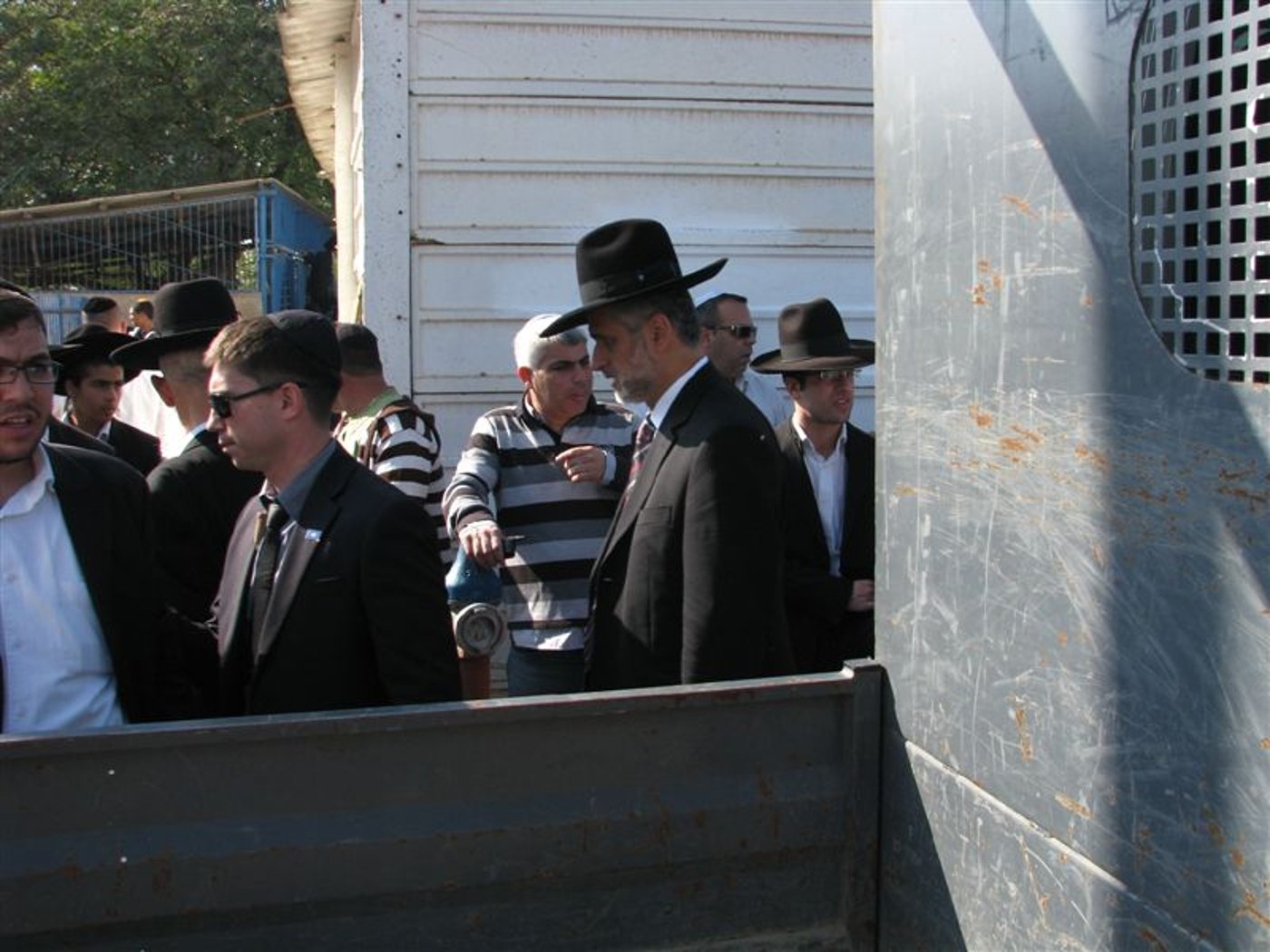 בדמעות: אלפים ליוו את הגר"י מאיר לבית החיים
