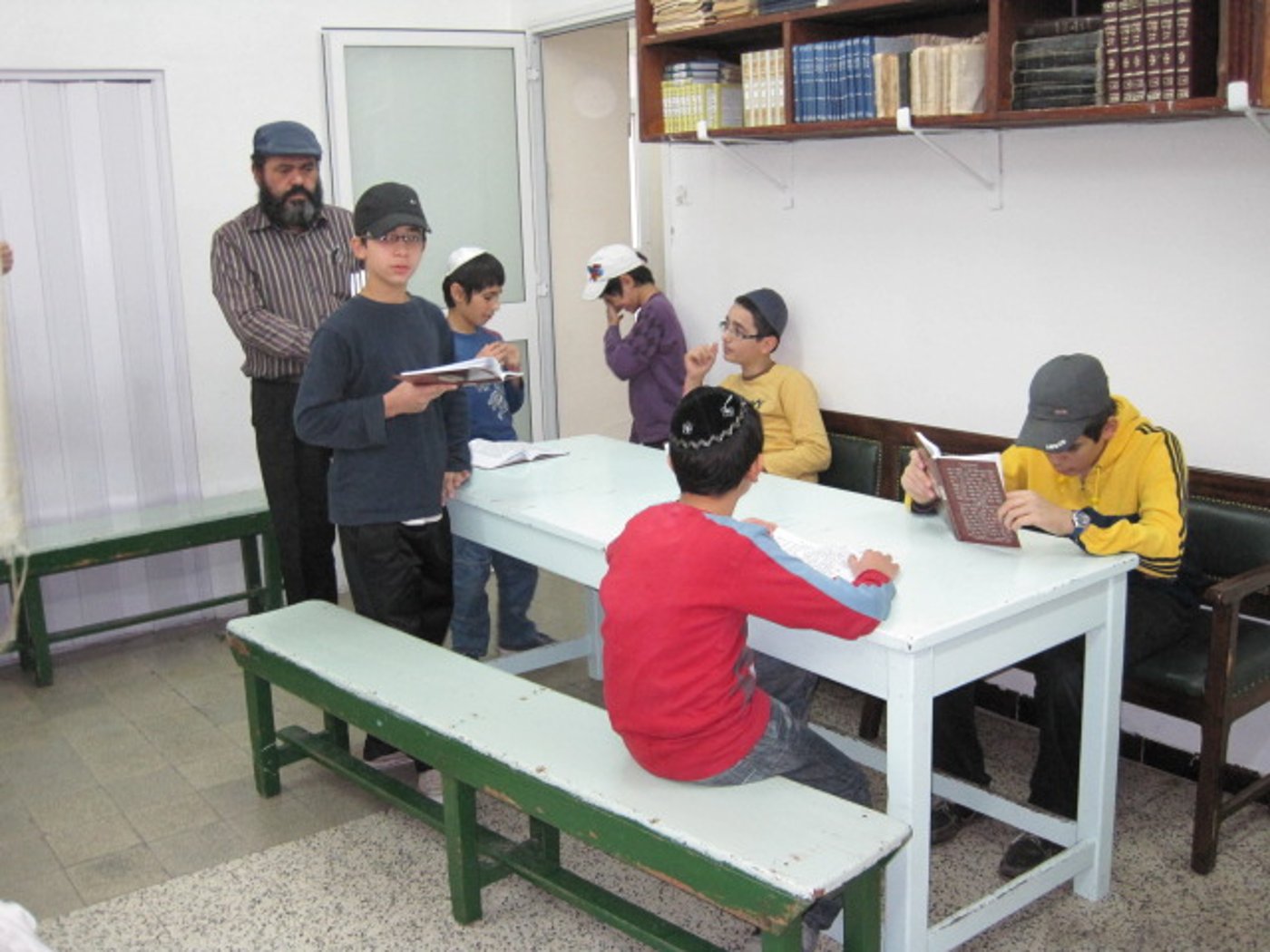 גורם בקהילה היהודית: "מכים אנשים עם סכינים"