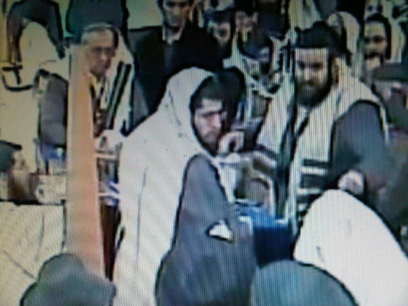 חילול השם: שוטרת נאלצה להפריד בין מתפללים בערד