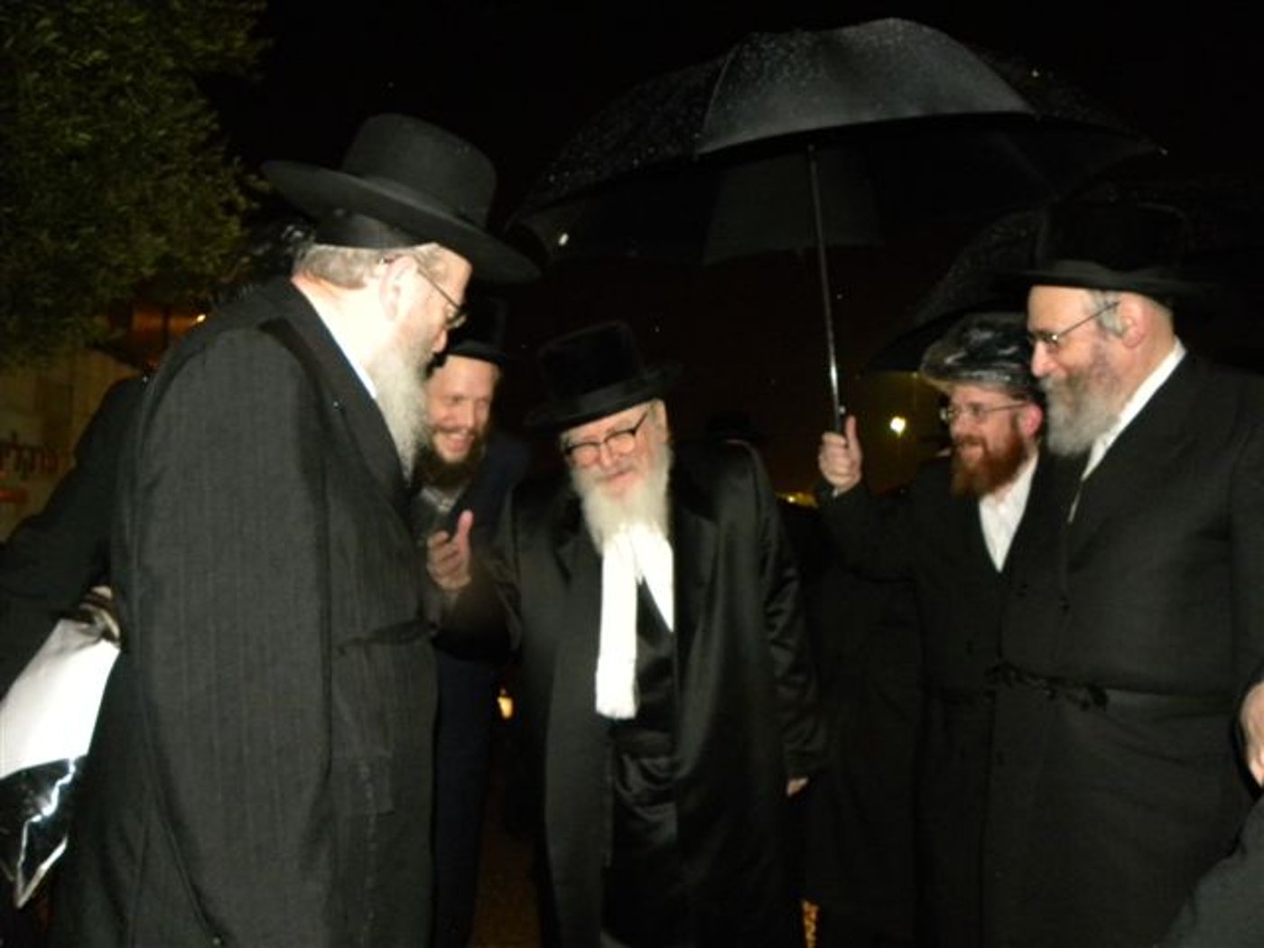 תמונות: האדמו"ר מסקווירא עוזב את ישראל