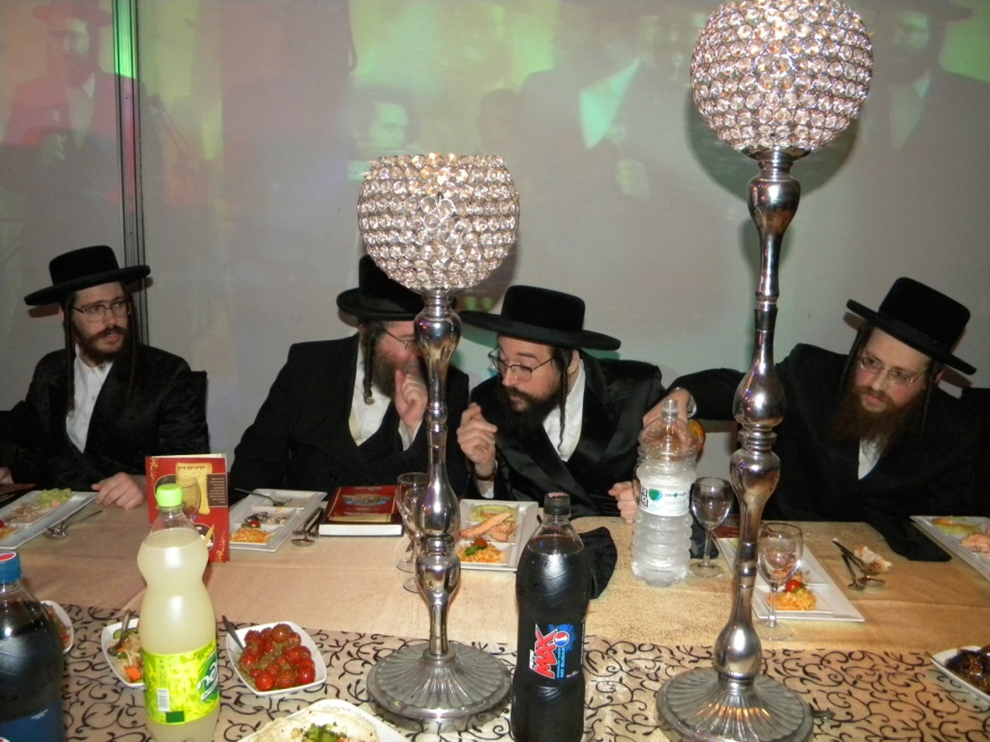 צאנז בונה במודיעין עלית, אייזיק האניג זימר