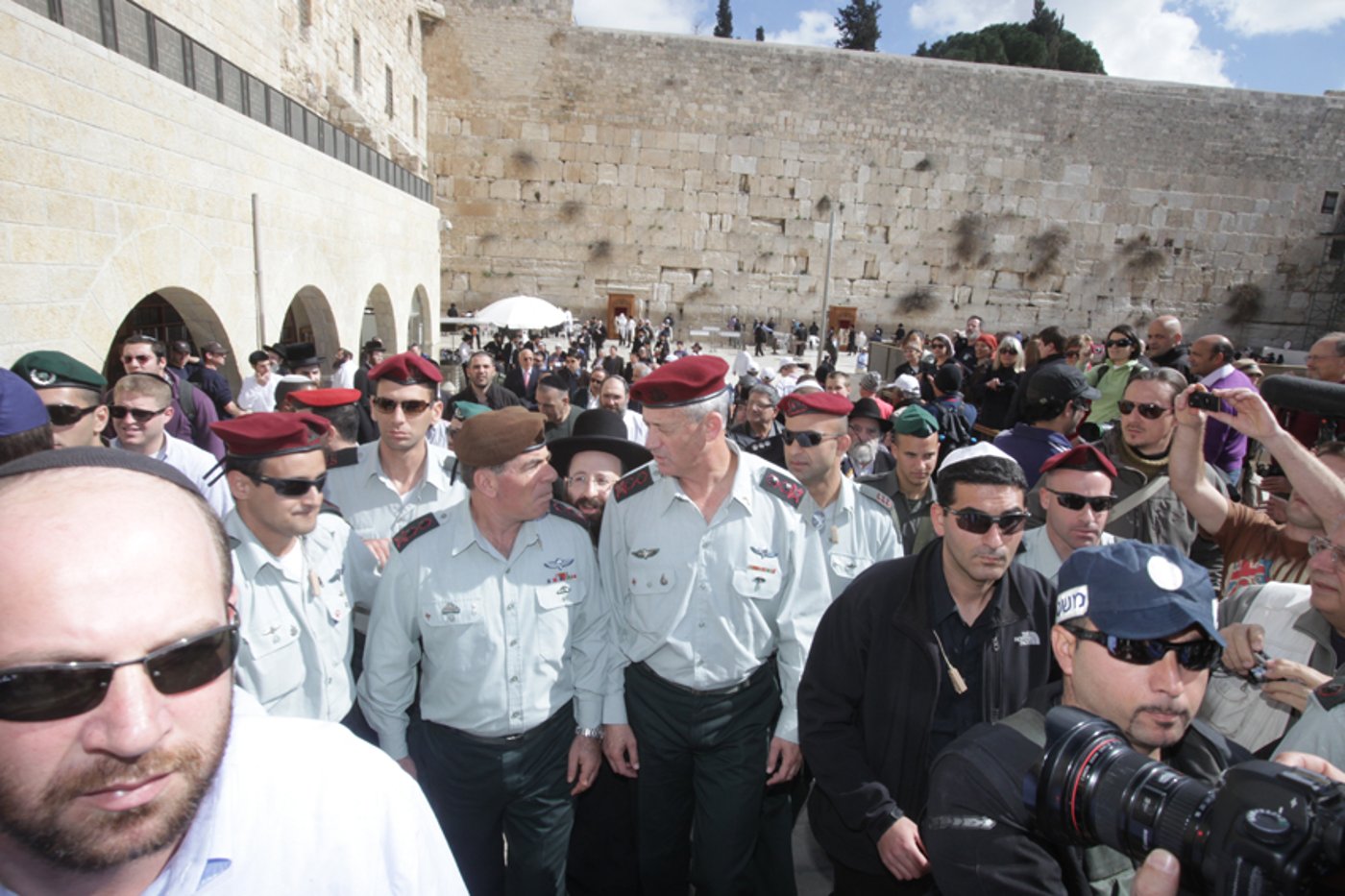 נושאים תפילה: אשכנזי וגנץ הטמינו פתק בכותל המערבי