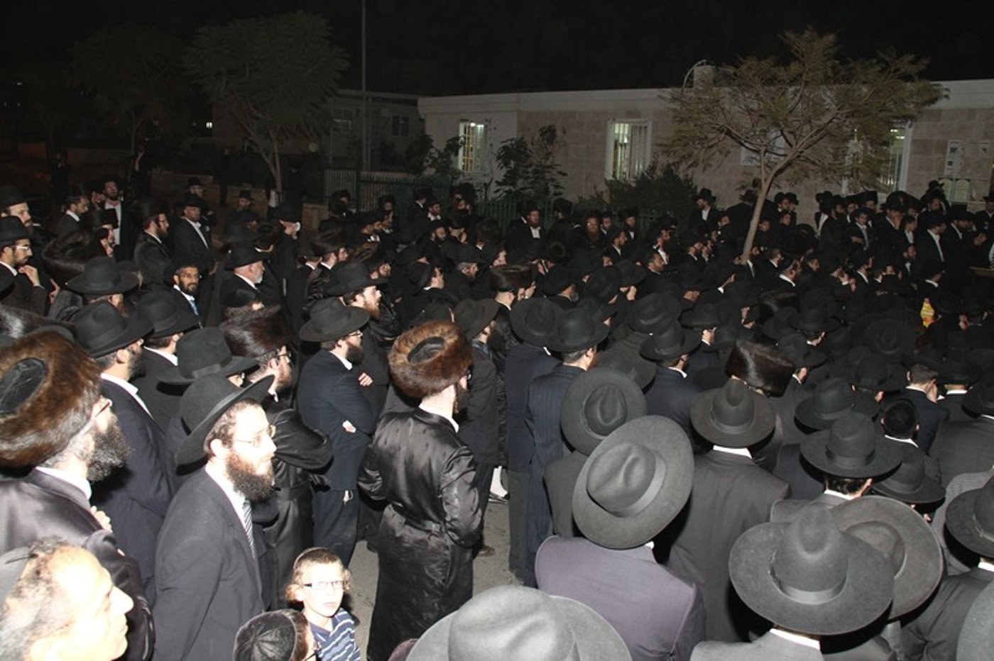 אלעד: המונים בהלווית הרב יוסף רוטנברג