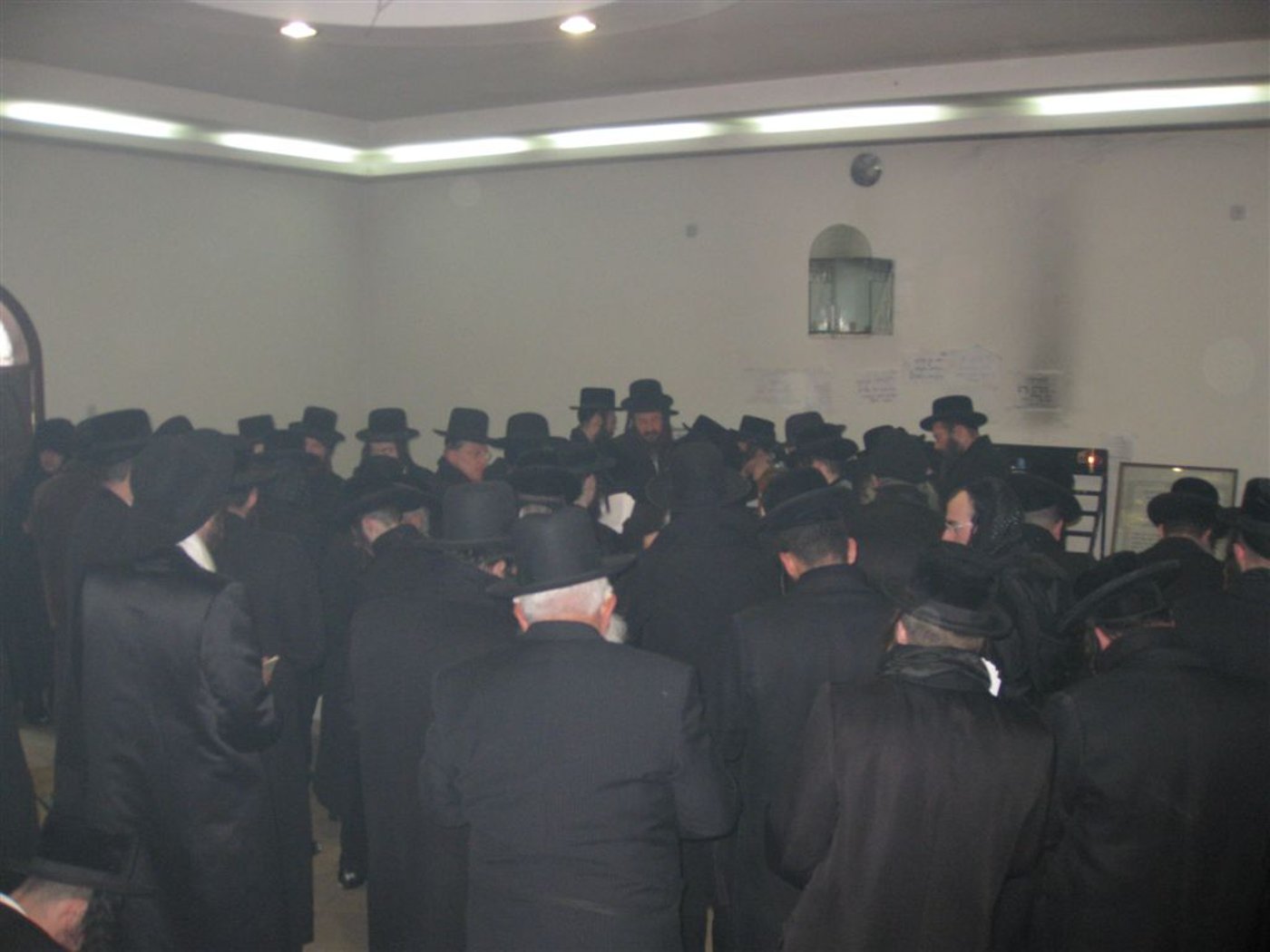 תיעוד מרגש: מסע האדמו"ר מנדבורנא לפולין ואוקראינה