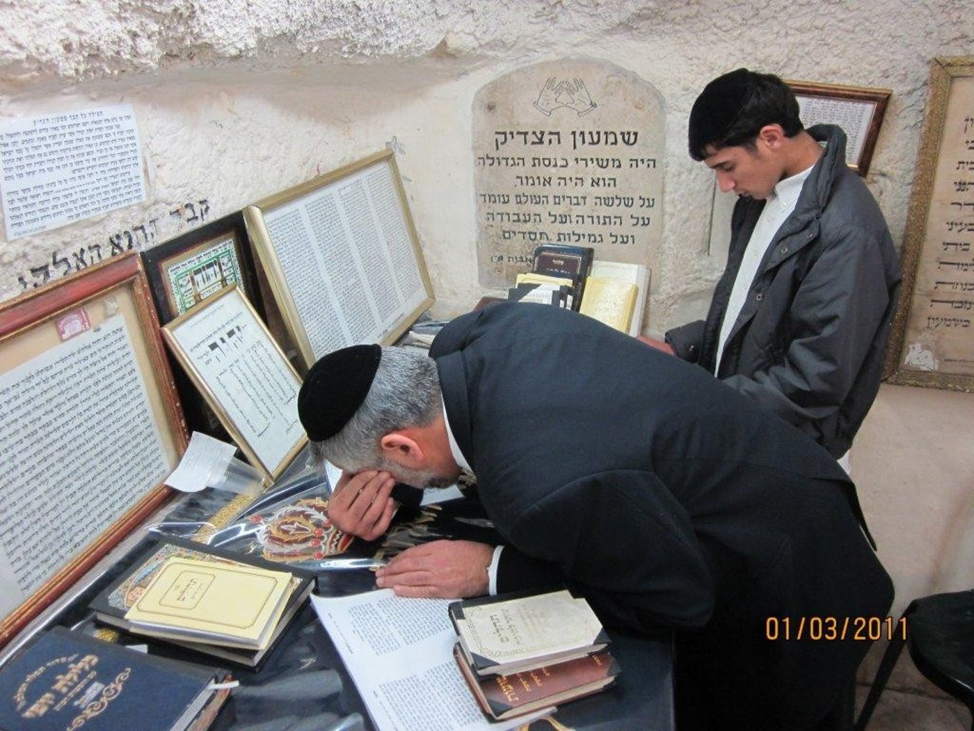 לרפואת הרב עובדיה יוסף: אלי ישי העתיר תפילה בקבר שמעון הצדיק