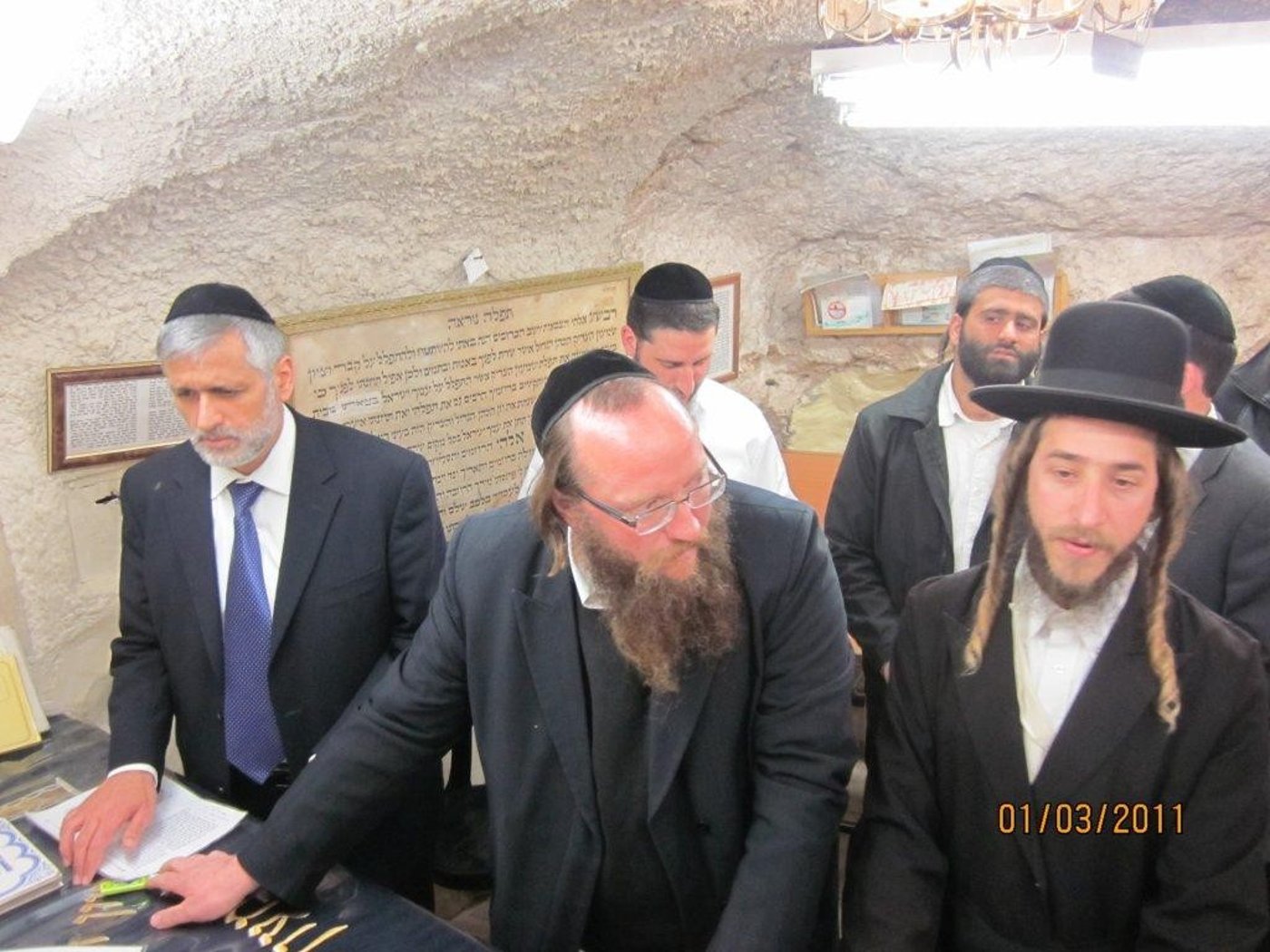 לרפואת הרב עובדיה יוסף: אלי ישי העתיר תפילה בקבר שמעון הצדיק