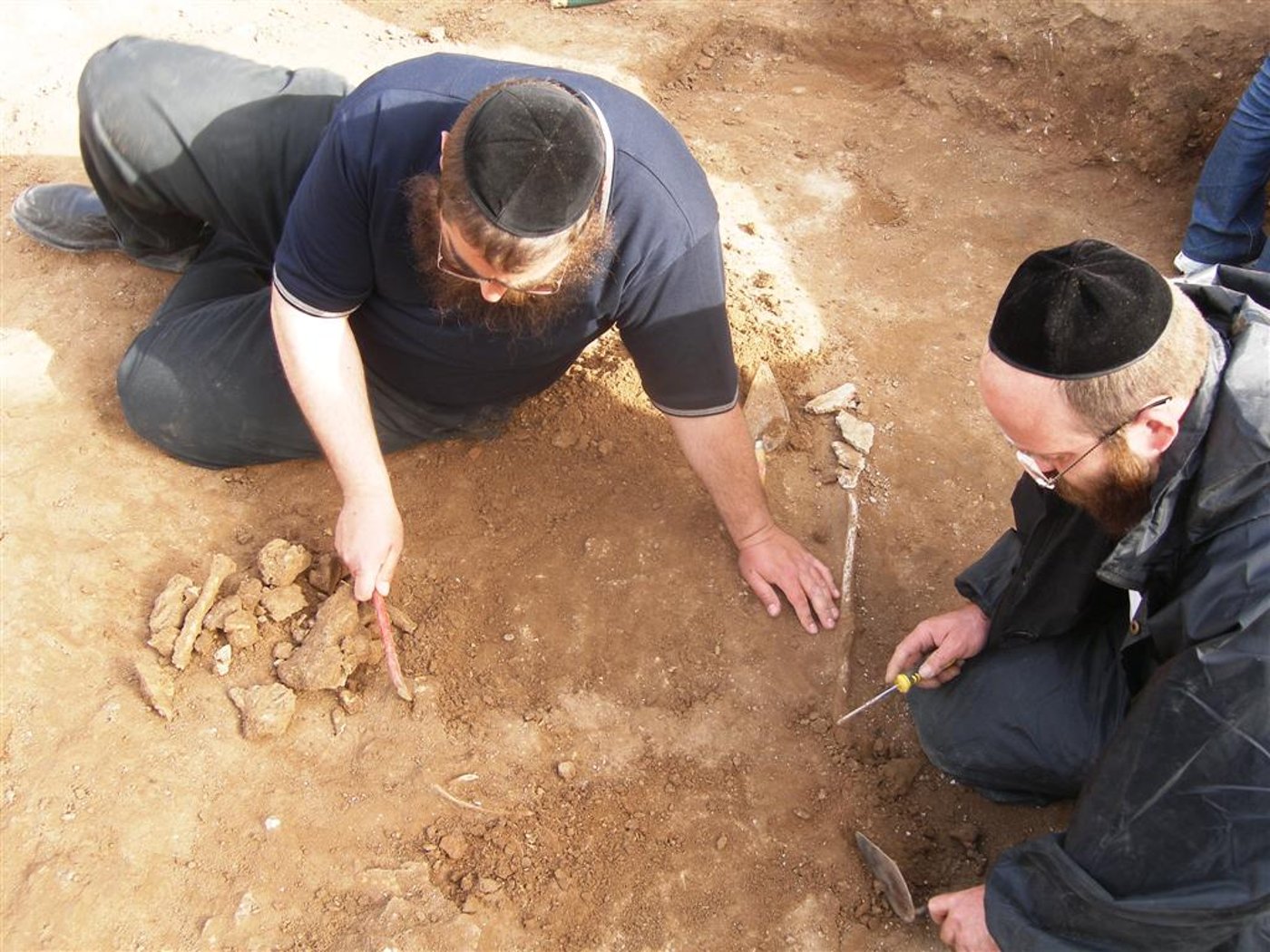 יקטר תובע את ´אתרא קדישא´ ב´עדה´: "אתם מחללי קברים"