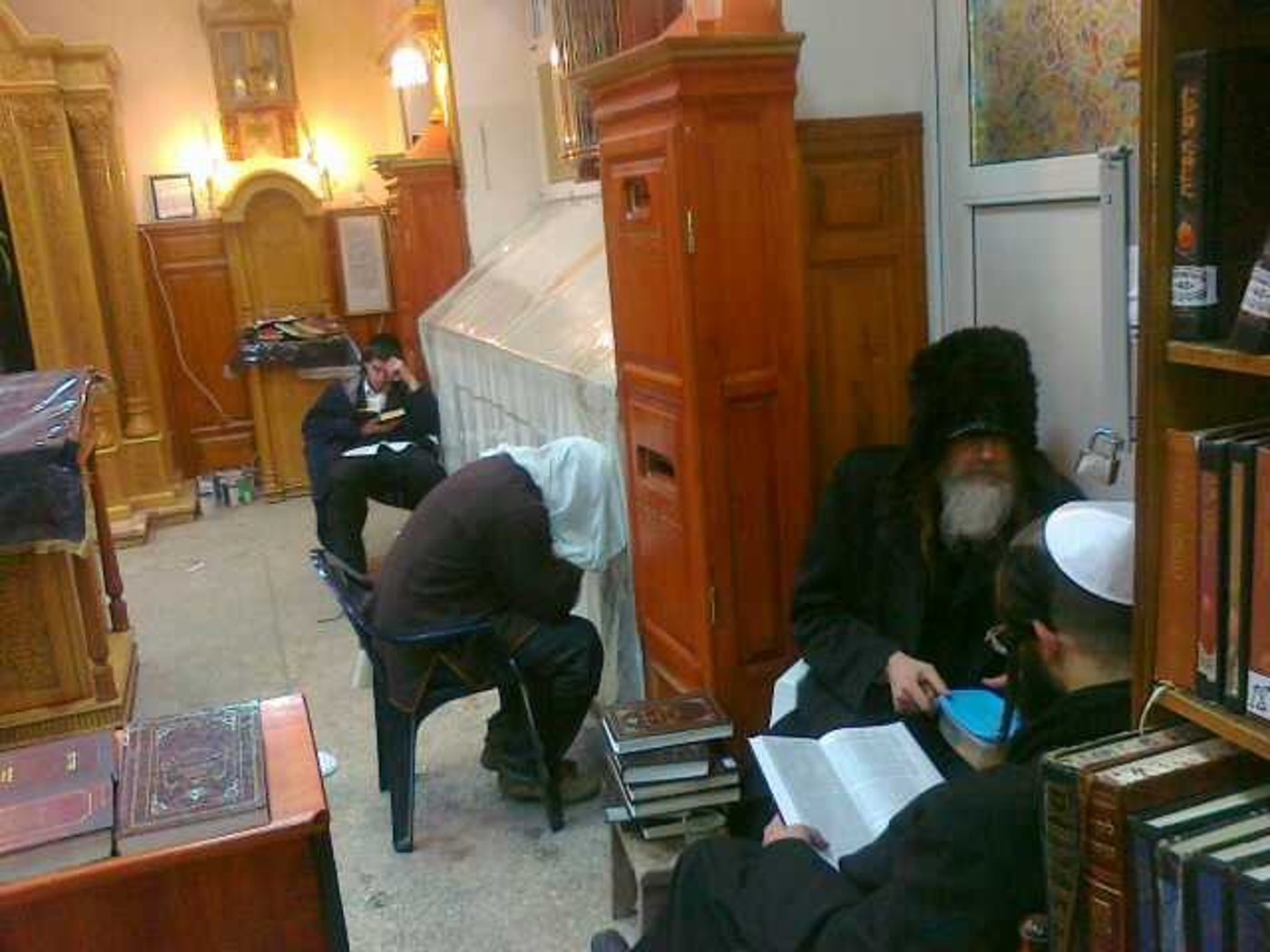 אומן בתחפושת: פורים סמוך לציון רבי נחמן מברסלב