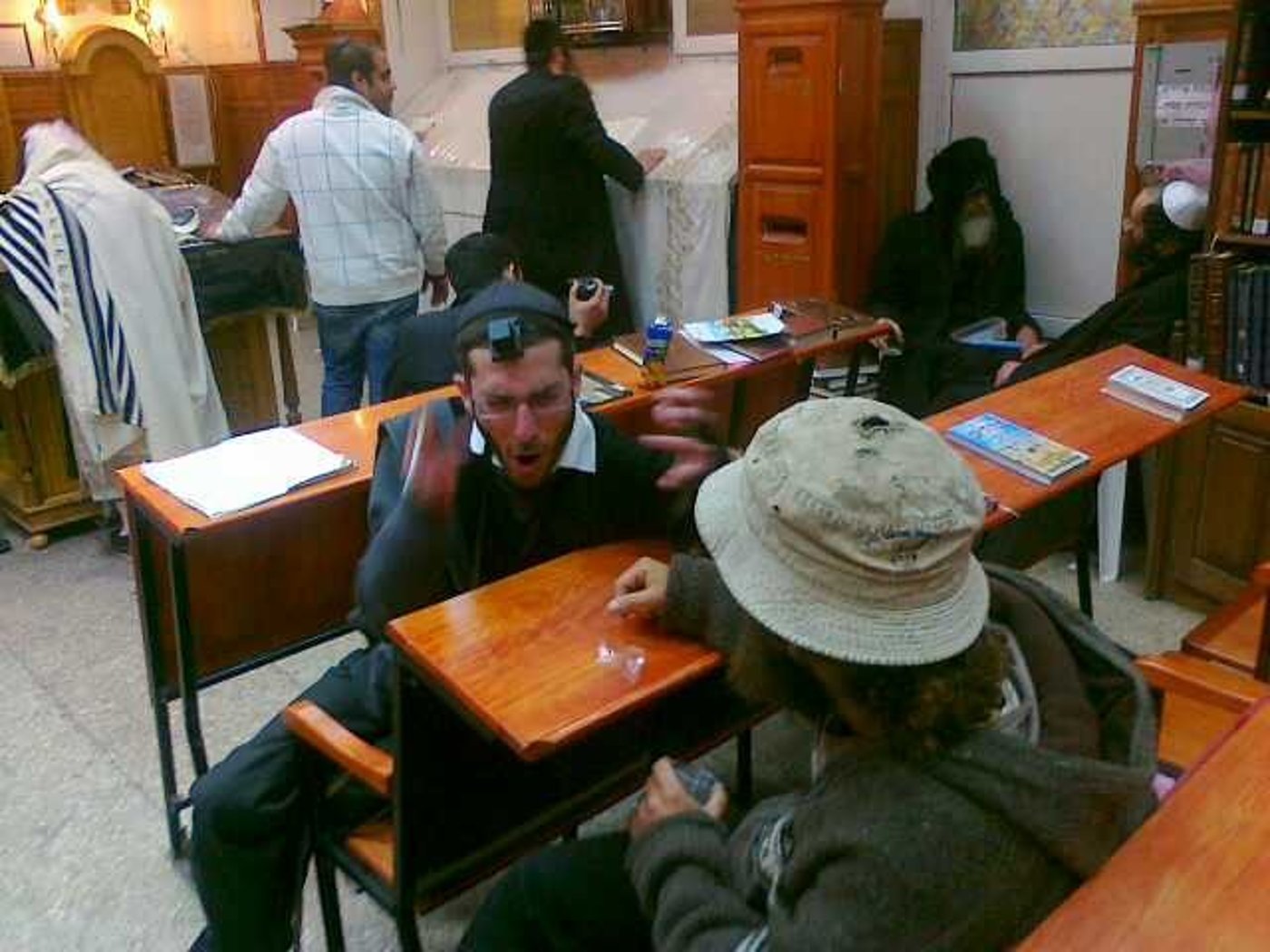 אומן בתחפושת: פורים סמוך לציון רבי נחמן מברסלב