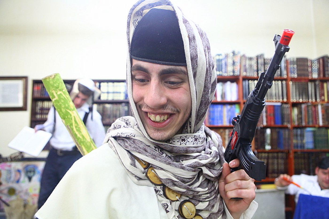 כיכר היום: תחפושת או מציאות?
