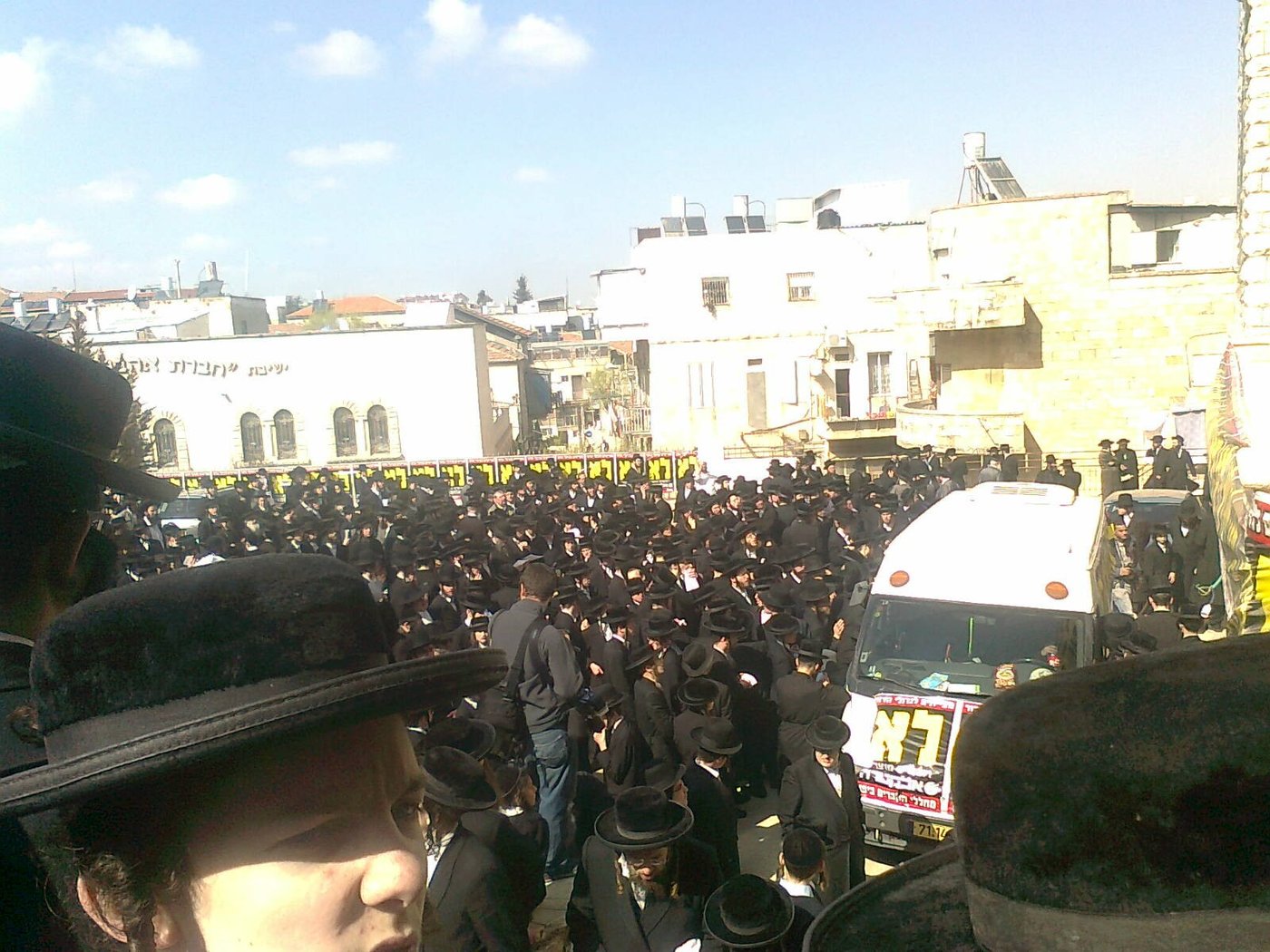 אלפים ב´הלווית העצמות´: "שלא יחטטו בבית הקברות"