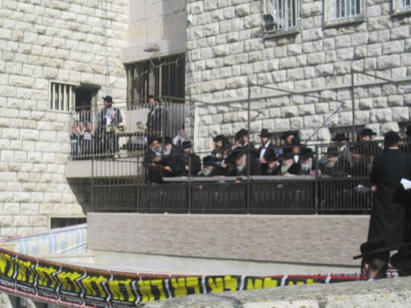 אלפים ב´הלווית העצמות´: "שלא יחטטו בבית הקברות"
