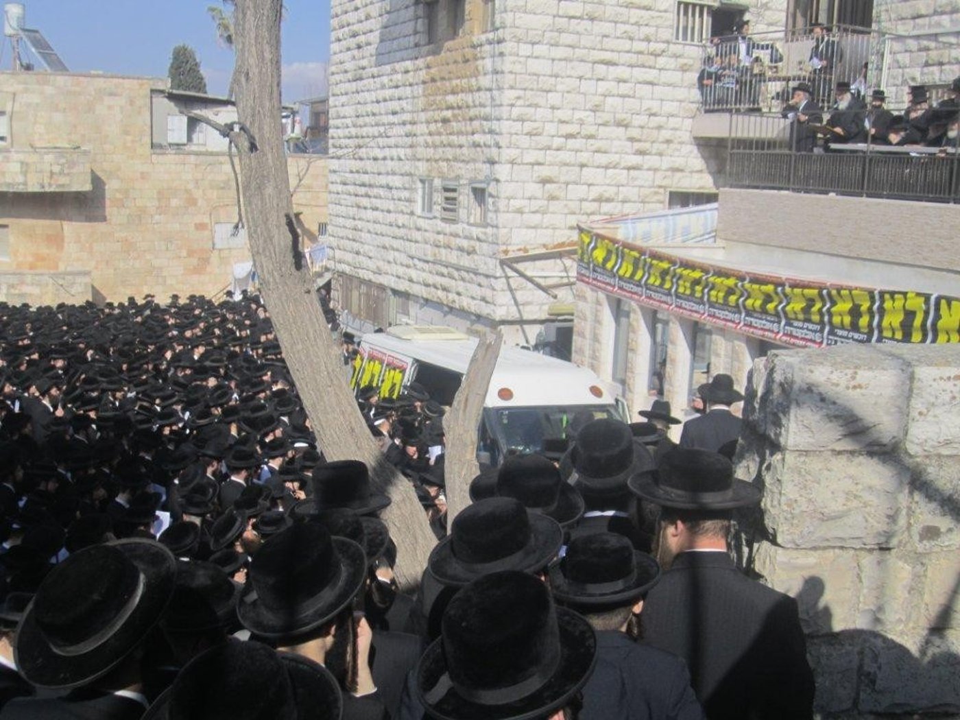 אלפים ב´הלווית העצמות´: "שלא יחטטו בבית הקברות"