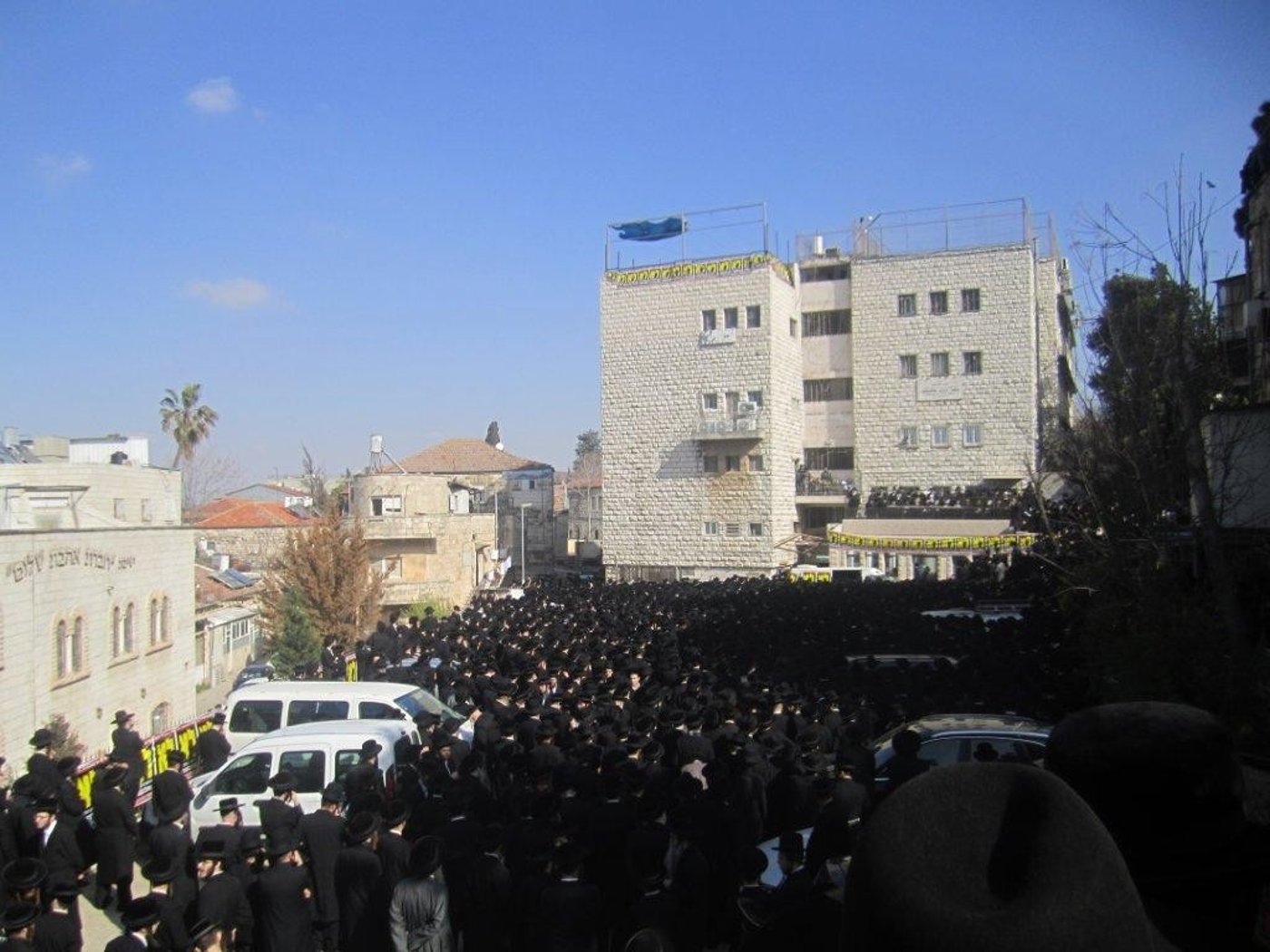 אלפים ב´הלווית העצמות´: "שלא יחטטו בבית הקברות"
