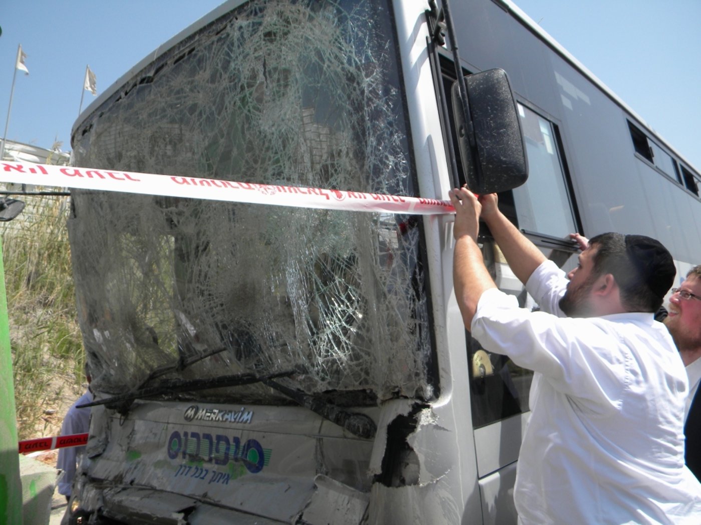 נגמר בנס: "סופרבוס" התנגש במשאית, שניים נפצעו