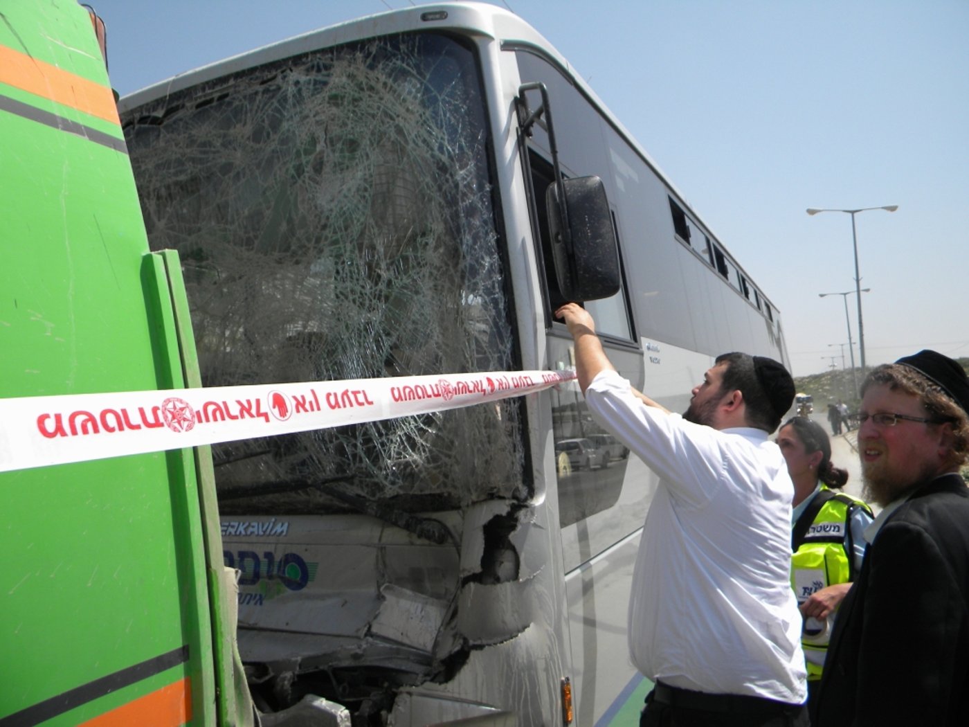 נגמר בנס: "סופרבוס" התנגש במשאית, שניים נפצעו