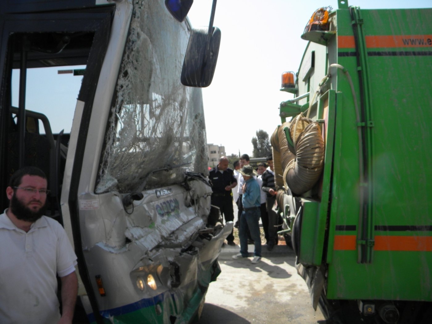 נגמר בנס: "סופרבוס" התנגש במשאית, שניים נפצעו