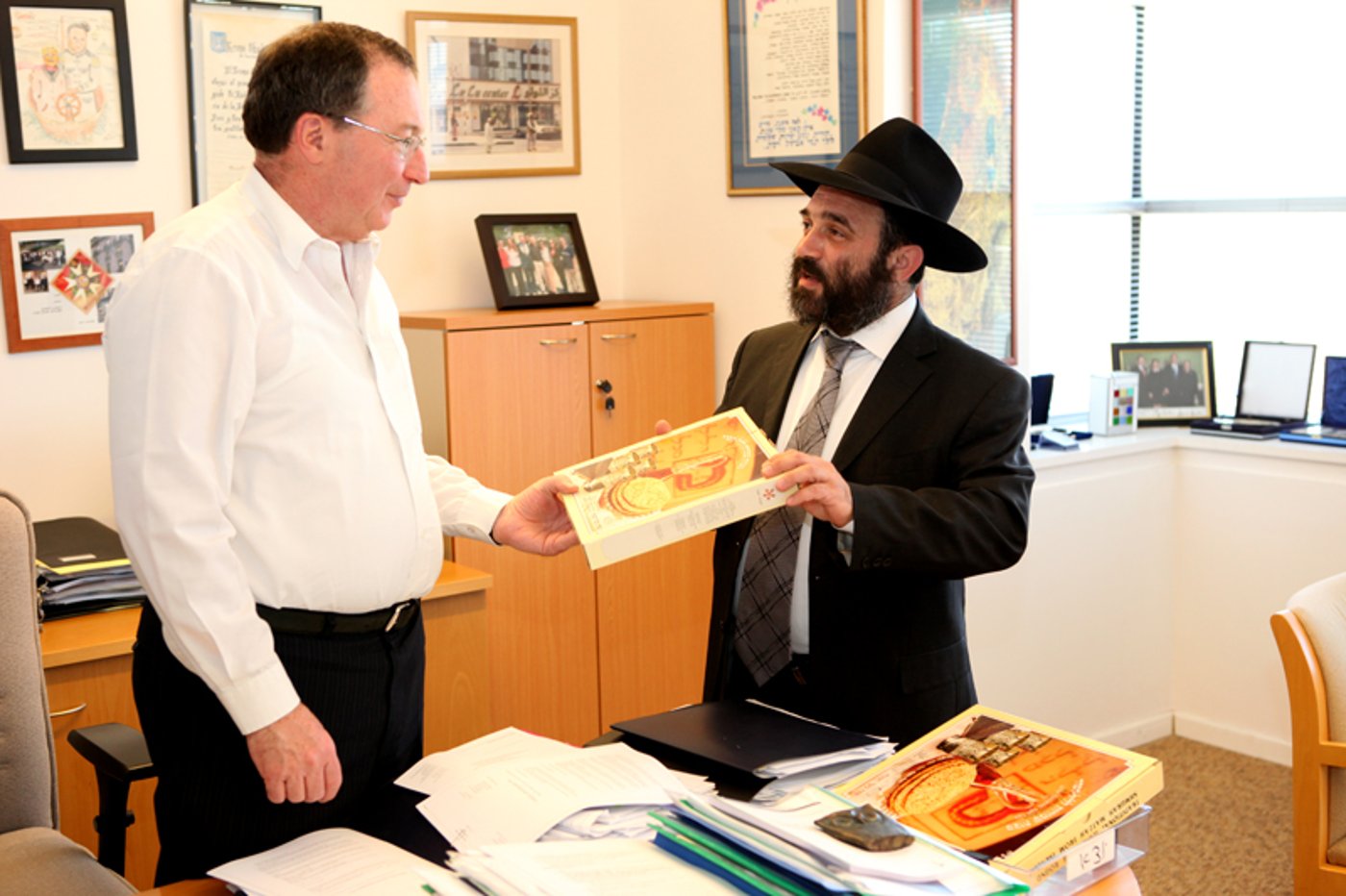 תמונות: חלוקת מצות לבכירי משרד החוץ