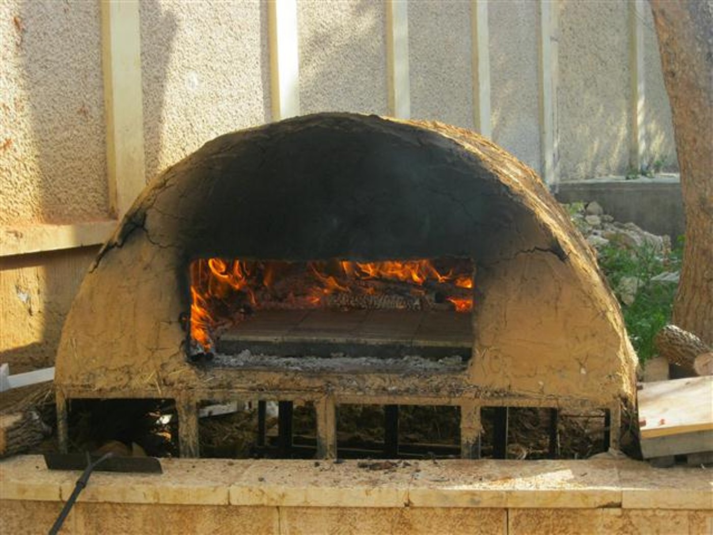 המנוף, בעזרתו ילושו סופית את הבצק. החלקים שאינם נוחים לניקוי, נעטפו בניילון נצמד שמושלך בתום השימוש.