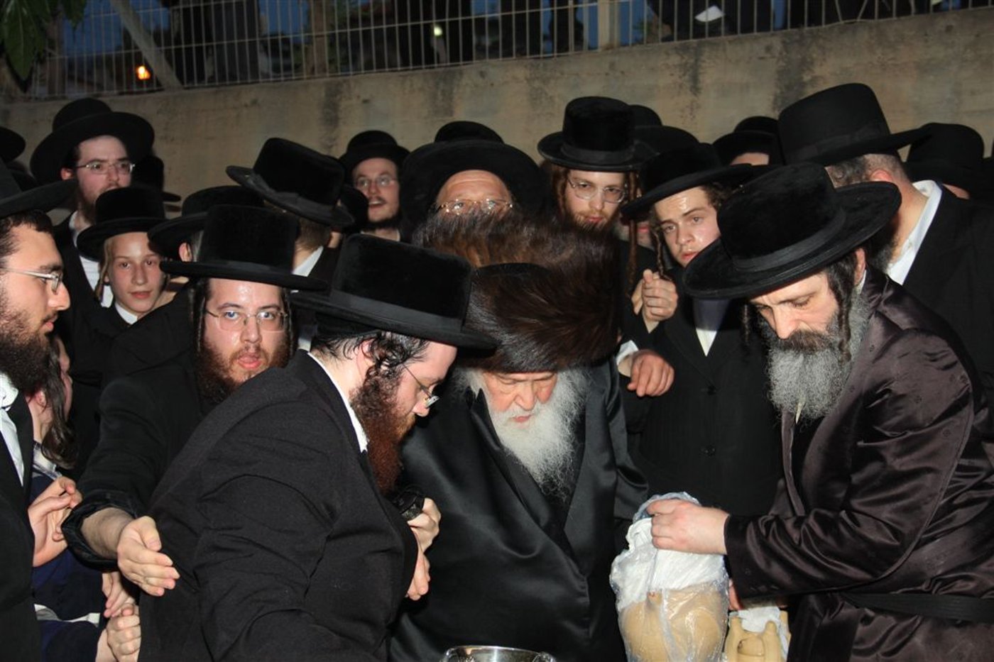 חֲכָמִים, יוֹדְעִים אֶת הַתּוֹרָה: ערב הפסח של גדולי ישראל | תיעוד